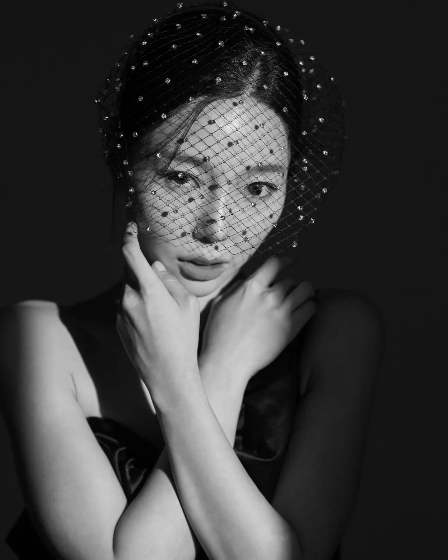 웨딩사진같지 않은 웨딩사진🖤
결혼식이 42일밖에 안남았다니... 끄악
#웨딩 #스튜디오 #흑백 #미모아스튜디오
