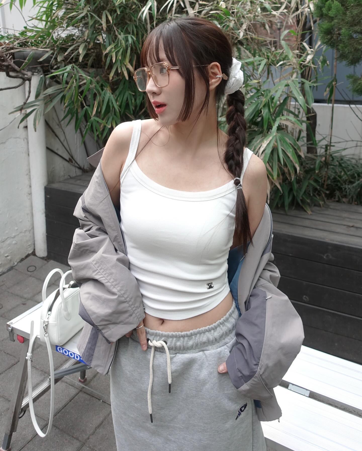 요번 봄여름에 완전 유용한 템 하나 소개할게요 🫡🤍 dorosiwa 의 캡나시 ! 패드내장형 나시로 요거만 입으면 끝 ! ✎ 저는 아우터 안에 이너로 혹은 시스루티의 이너로 아주 유용하게 활용중이랍니닷 ? 탄탄한 재질이라 입었을 때 안정감 있고 편해서 여름엔 단독으로 입기도 좋을 듯 ! 🫶🏻

[풀샷몰드] 골지 라운드 베이직 캡나시 / white

#협찬 #도로시와 #스포츠브라 #애슬레져
