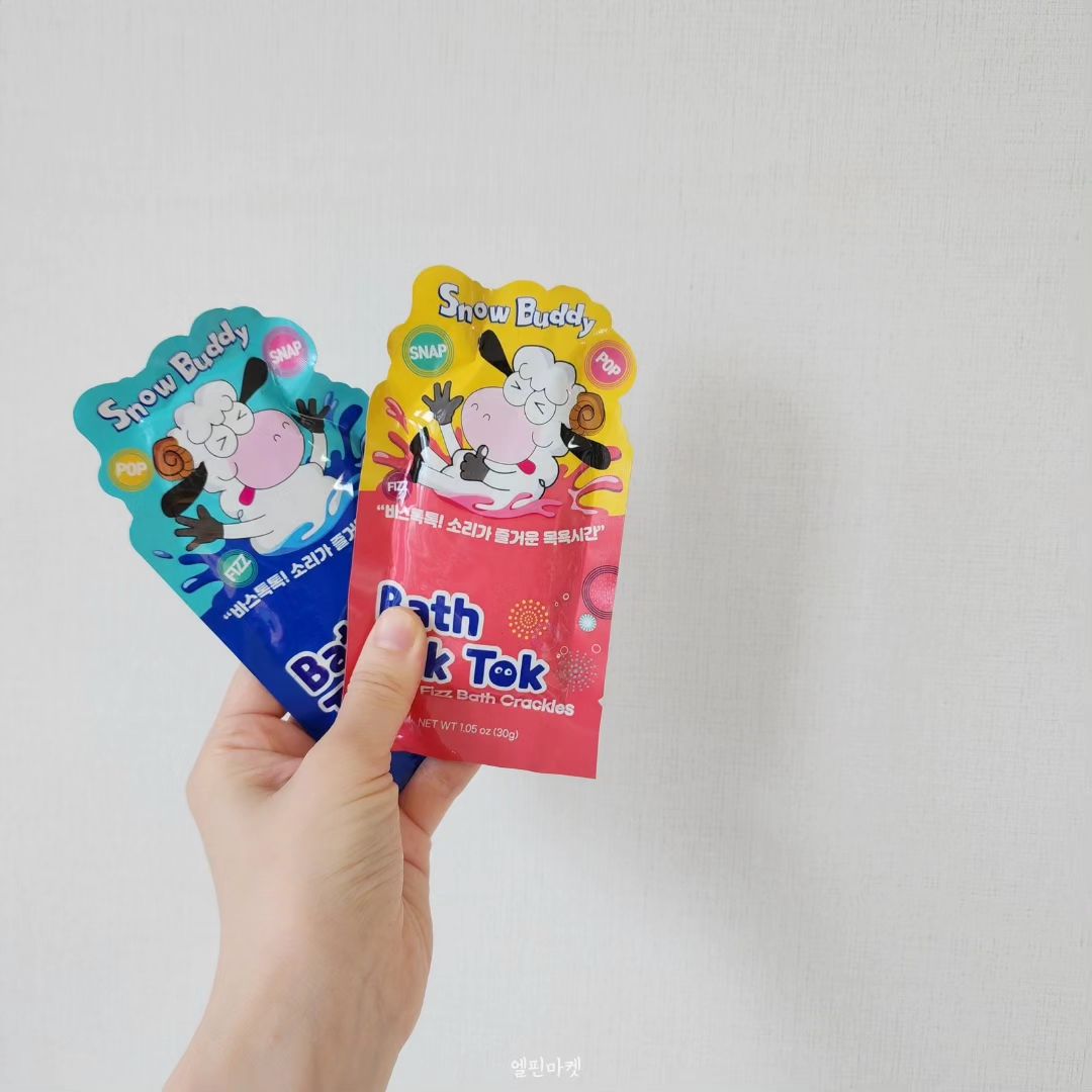🩵 톡!톡! 신기한 입욕제
스노우버디 "바스톡톡" OPEN
 

태윤이가 목욕할때마다
찾을 정도로 너무너무 좋아하는
제품이에요!

물에 넣는 순간 톡톡! 소리가 나는
신기한 입욕제거든요‼️

어떤 소리인지 너무 궁금하시죠?
슈팅스타 아이스크림 먹을때
들리는 바로 그 소리 ! 에요🩵

입욕제가 사르르 물에 녹는
모습 보면서,
톡톡 튀는 소리까지 듣고 있으면
ASMR처럼 힐링되는 느낌이 드니까,
마미들에게도 힐링템이쥬✌🏻

아이들이 사용할 제품이니까
식용색소 및 식용향료로
더욱 안전하게 만들었어요👍🏻

게다가 82가지의 풍부한
미네랄이 가득한
100% 히말라야 핑크 솔트가
함유되어 있어서 피부에도
좋을 수 밖에요😉🤍

"바스톡톡" Check point 🩵
✔️ 톡톡! 튀는 매직 알갱이로 즐겁게 !
✔️ 82가지 풍부한 미네랄의 히말라야 핑크 솔트
✔️ 식용 색소 및 식용 향료 사용로 더욱 안전하게!
✔️ 키즈 홈스파 / 반신욕 / 족욕 등등 다양하게 !

✔구성
- 1박스당 총 4개입
- 핑크 2개입 / 블루 2개입

본사 직공구로
핫한 가격에 준비했으니까
서둘러 쟁여가셔요😉🩷

✔유통기한 : 2025.09.09

✔공구기간 : ~ 10.27(금) 자정까지

✔배송 : 오전 11시 이전 주문시 
당일출고
이후 주문건은 익일출고 됩니다 !

✔ _ram_bely 프로필 링크에서 
바로 구매 가능해요🩷