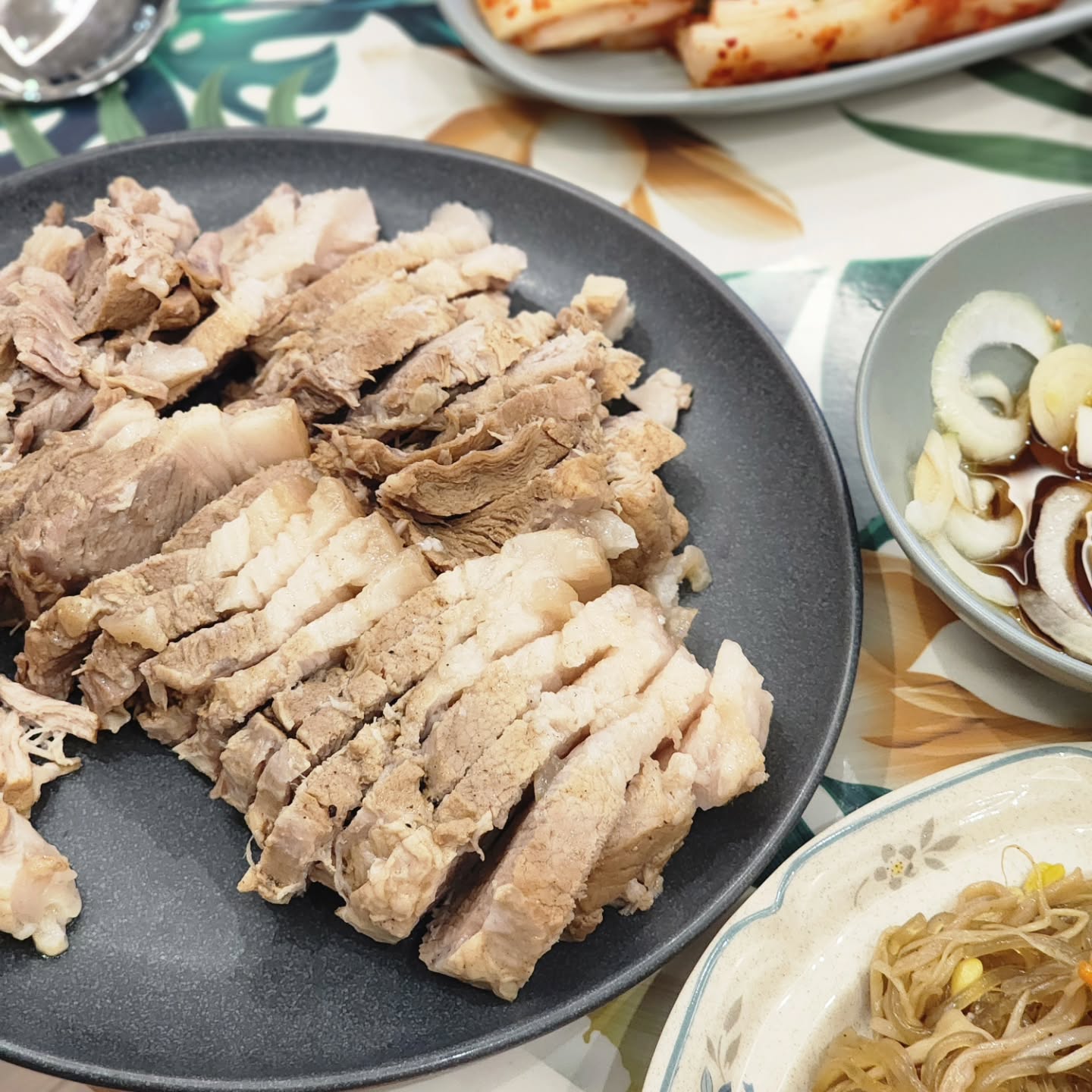 #저녁밥상 #수육

이맘때쯤 김장김치 제철이지~
집에 3종류의 새 김치가 들어와서 수육을 안할래야 안할수가 없네 ㅋㅋ
(고기 줄이라고 하는데 먹을 명분이 생깃네)

엄마 김치, 어머님김치, 선물받은 김치

똑같은 김치라도 다 맛이 다르고 각자 입에 맞는 김치가 다 다르지만,
이때 아니면 맛보기가 어렵다는게 공통점인 #김장김치

김치 너무 맛있게 잘 먹었습니다❤️🤍🫶😍

#신혼밥상 #집밥스타그램 #요리스타그램