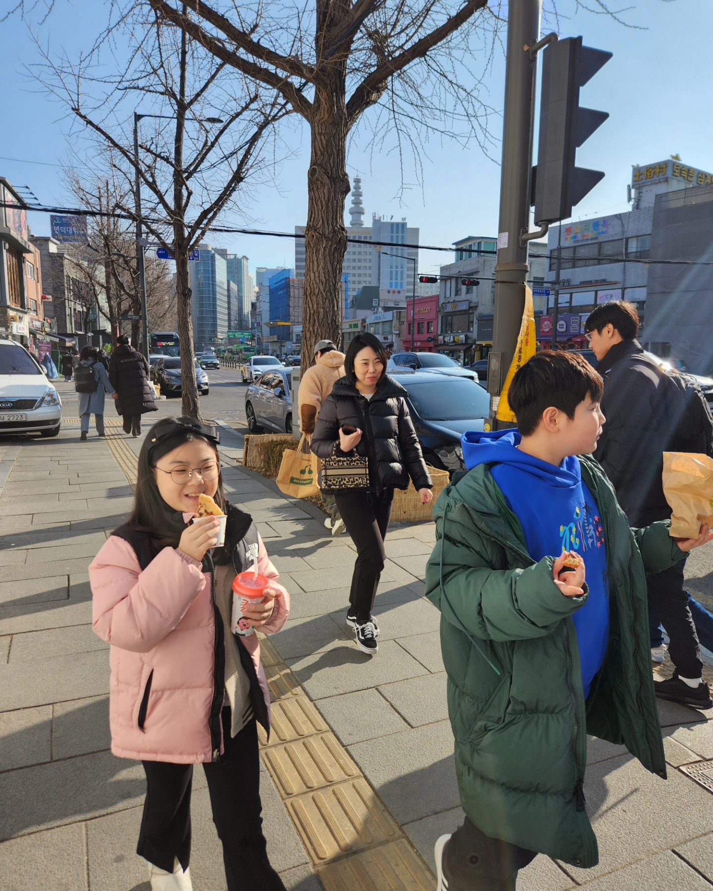 국밥 좋아하는 #한식러버 어린이들
한뚝배기 클리어 하고 또 간식 먹는데 다 어디로 들어가니?ㅎ
잘먹고 잘놀고 1년에 한두번 만날때마다 잘 놀아주는 누나 땡큐
사춘기 오면 안놀아줄꺼니?😄 my_v81v

#연희동국밥집 #런닝맨인증샷 #중국인인줄 ㅋㅋㅋ
#서촌산책 #친구아님 #2살누나 #내아들이많이커요