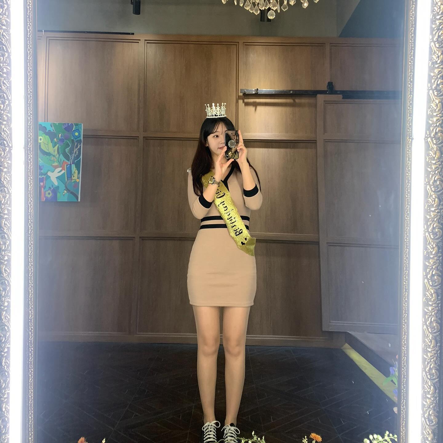 생일에 방문한 합정스케줄🎂🎁
지나가면서 이뻐서 눈 여겨보았던 곳 이번에
친구들이랑 생일파티로 가봤어요 !
생파전용 자리도 있는데 저흰 따로 예약안해서
테라스 자리에 앉았답니당 ㅎㅎ
요기도 자연광 때문에 사진도 잘나오고 분위기 굿👍🏻

생일자를 위한 왕관이랑 어깨띠도 준비되어 있어서
장착하고 사진도 많이 찍었어요💕
대형거울 앞에서 사진 못참죠.. ㅎㅎㅎ
얼마 이상이면 요청 시 폴라로이드 사진 찍어주는
이벤트도 있어서 저흰 요청 드려서 한 장 찍었어요
폰카로도 찍어주시고 친절하시더라구~
음식은 말해모해 보기에도 이쁘고 맛도 좋았어요

연말모임, 생파, 데이트 모두 강추드려요👸🏻