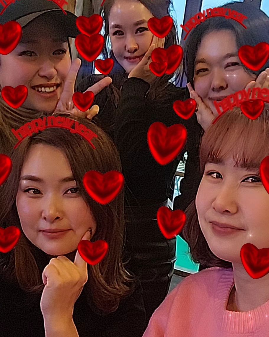 벌써 몇년이야
입주앞두고
같이 울고 웃고

23년도 굿바이
24년에도 잘부탁해 언니들♥