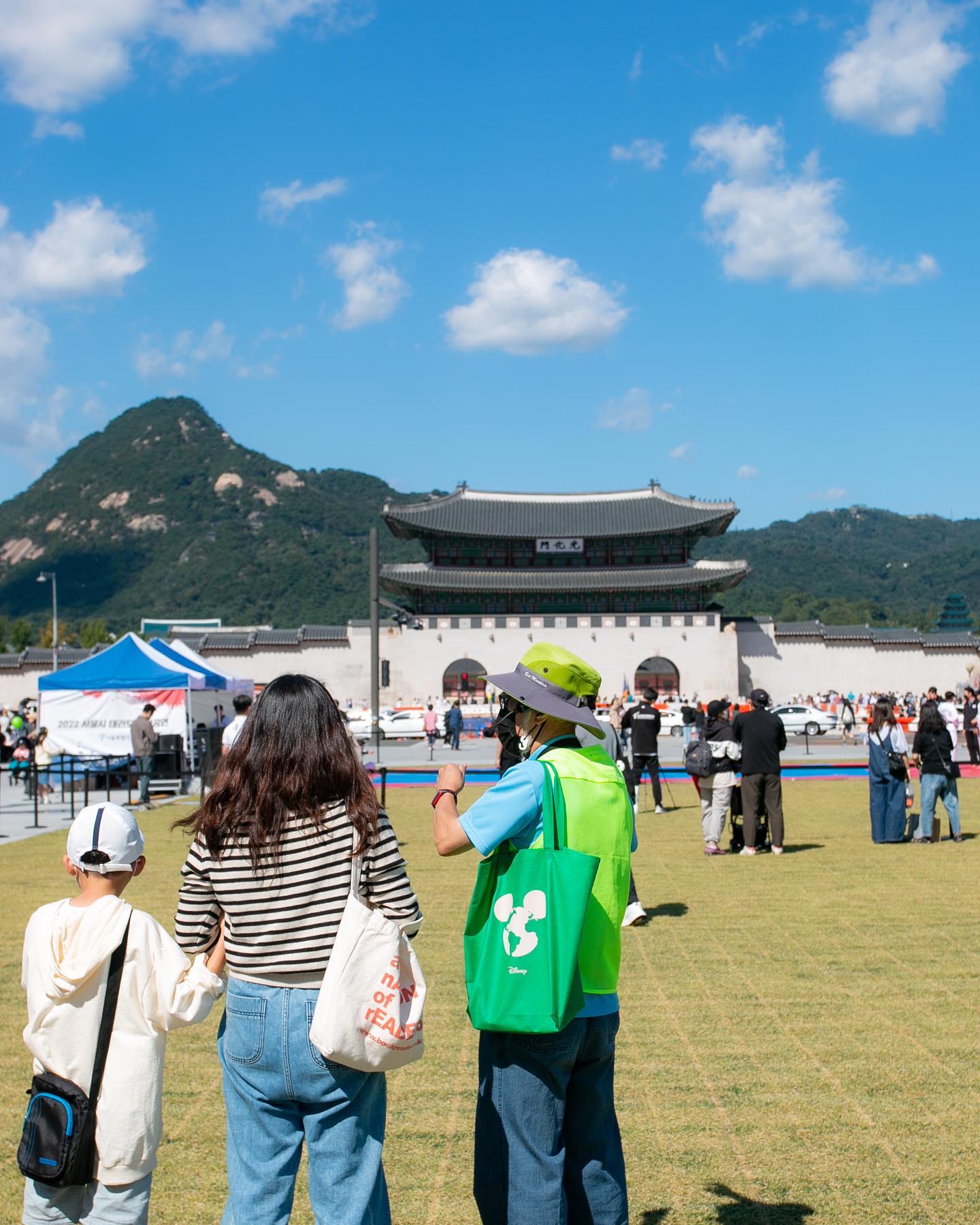 광화문광장의 역사, 시설, 자원 등 스토리텔링과 함께 하는 #광화문광장탐방투어 #빛모락가을산책 🍁
📍참여안내
운영일시 : 2023년 11월 11일, 12일, 18일, 19일 4일간
운영시간 : 11시, 13시, 15시 (약60분)
참여인원 : 각 회차별 15명
참여비 : 무료
참여방법 : 서울시 공공서비스예약 홈페이지
* 자세한 내용은 #광화문광장 누리집을 확인해주셔요
▶️https://gwanghwamun.seoul.go.kr/program/programDetail.do?menu_cd=U0050&seq=287&data_type=REGIST&currRow=1