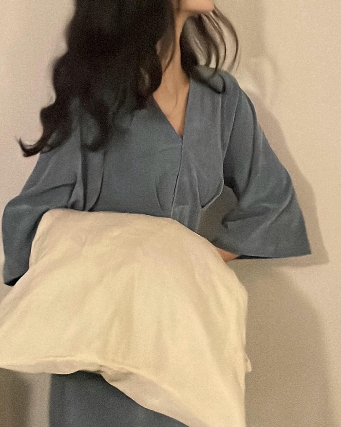 #협찬 #marsjun
새해맞이 잠옷 개시❄️🤍

마스준과의 두번째 인연,
Room no.305 Frida🫧

솜털같은 실을 씨실로 만들어 짠 셔닐원단.

벨벳과 실크의 장점만을 살린듯한
부드럽고 포근한 촉감을 느끼면,
아무것도 걸치지 않은 상태보다도
더 좋은 잠옷이 있다는 것을 느끼게 돼요.

여전히 여성을 배려한 디자인과
소재의 충분한 신축성으로
잘 때나 깨어있을 때나 편안하게 착용돼요.

오늘 밤도 마스준 잠옷으로
따뜻하고 예쁘게 보내기 💭✨

#잠옷 #잠옷추천 #잠옷원피스 #홈웨어 #홈웨어원피스 #홈웨어추천