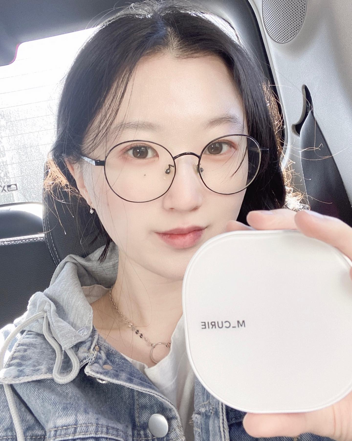#협찬 m_curie_official 🤍🤍
한번만 콕 찍어 발라도 어두운 잡티까지 완벽소화하는 신상쿠션 코어 브라이트 쿠션 소개해두릴게영!! 완벽한 커버를 넘어 속까지 생기 넘치는 환한 피부 가지고 싶으신분들은 집중!!ㅎㅎ자! 지금부터 제가 이 쿠션을 쓰고 어땟는지 설명드림!! 회사 출근할때 한번 바르고 가면 퇴근하고 집올때까지 커버는 물론이고 수정화장 필요없어요!! 심지어 저는 얼굴에 땀도 잘 나는 피부입니당 ㅜㅠ ㅋㅋㅋㅋ 아아 맞닥 그리고 얼굴에 조명킨듯ㅋㅋㅋㅋ 진짜 얼굴 환해요… 이건 진짜임!!!! 암튼!!! 흰색 패키지도 네모난게 카페나, 음식점에서 수정화장할때도 그렇고 자신있게 자랑하고 다니기에도 패키지가 고급집니다,, ㅜㅜㅜ 진짜 최고입니다 짱짱맨!!!!!😆😆 그럼 저는 이만.. 칭구들한테 자랑하러 가볼게요ㅋㅋㅋㅋ😉

#엠퀴리 #M_CURIE #커버쿠션 #신상쿠션 #세미매트 #브라이트쿠션 #likesforlike #following #선팔 #좋아요 #04년생
