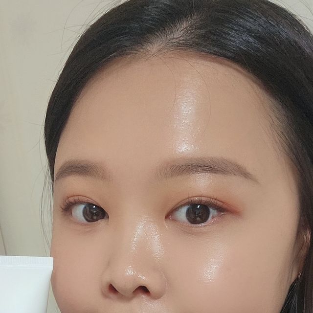  혬니대로 on Instagram: "#광고
요새 어떤크림을 써도 뭔가 얼굴에 흡수되는게 좀 부족하다고 느끼는 요즘 크림 하나 바꿨는데 흡수력도 촉촉함도 다르다니..

#유리프셋업크림 을 쓰고있는데요 진짜 화장도 잘먹고 속이 촉촉한게 느껴지고있어요!
그리고 여드름성 피부에 너무 좋은 크림 이라고하는데 진짜 유분기 없고 흡수될거 다 흡수되고 겉도는게없고 좋더라고요!!

#유리프수분크림 은 민감성 피부 대상 저자극 시험을 통과한 제품이라 피부가 예민하고 민감한분들 꼭 눈여겨봐야된다구요~!

그리고 시카7 컴플렉스가 들어있다고 영상으로 말했는데 이건 진정, 콜라겐 합성, 피부 장벽 강화, 수분 공급, 피지 감소에 도움을 주는 역할을 한답니다~!

논-코메도제닉은 여드름성 피부 사용 적합 테스트 완료한거로 모공을 막지 않아 내피부가..숨을쉬는거였어요!!

젭알 같이 써보즈앙♡

#유리프 #수분크림 #시카 #민감성피부 #셋업크림 #셀카 #모공관리 #뷰티그램 #뷰스타그램 #피부관리 #셀스타그램 #선물하기좋은크림 #코스메틱 #일상 #데일리 #뷰티템 #공유"