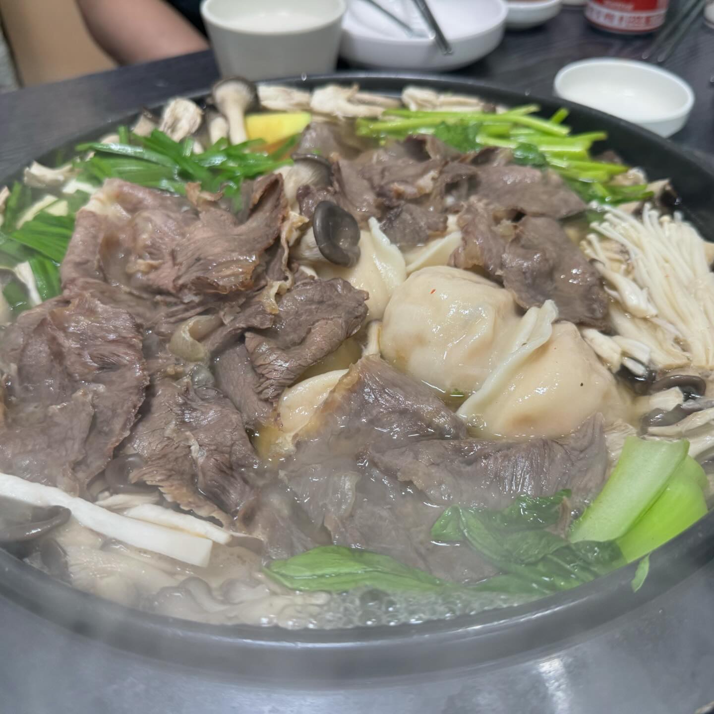 #하남만두집 
하남에 갈일이 있다면 들려보길 추천해요!👍

양이 많아서 다 못먹을 수 있으니 주의!

택배도 가능해서 전 자주 시켜 먹을 것 같다는~~!!
육수도 맛있지만, 김치만두가 진짜 일품이에요!❤️

#하남맛집 #먹는데진심인편 #만두전골 #해물파튀 #맛집공유