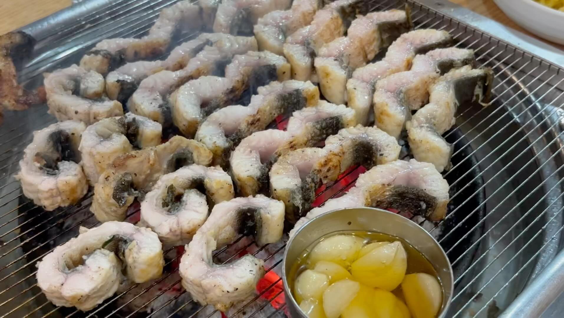 💪🏻명품민물장어 사동점💪🏻

명품민믈장어 무한리필 😆 + 김치말이국수

오늘 제가 소개해드릴 안산 사동 맛집은 “ 명품민물장어 사동점 ” 입니다

각종 채소, 생강 등과 장어, 고기, 양념고기를 셀프바에서 가져다가 즐길 수 있는 싱싱하고 신선함이 가득한 장어구이집 이예요
장어 자체로 고소하고 담백한데 숯불에 구워지면서 불향이 더해져서 더 맛있는것같아요
밑반찬으로 나오는 파김치가 찐맛인걸로보아 진정한 맛!집! 이예요
제가 원래 장어먹으면 기름져서 다섯점 정도 먹고 물려서 잘 못 먹는데 #명품민물장어 사동점은 장어 자체가 담백해서 그런지 계속해서 들어가지더라고요
장어구이를 즐기고 어묵꼬치와 김치말이 국수로 입가심하면 든든하고 에너지 쫙 올라오는 저녁! 즐기실수있어요~

매장주소 : 경기 안산시 상록구 석호로 187 1층
영업시간 : 11:00 ~ 23:00
매장번호 : 031) 407-5808

단체이용가능, 포장, 예약, 무선 인터넷, 주차

장어 무한리필 대인 - 33,000원
  장어 한판 1kg -  39,000원

#안산사동서포터즈 #안산시 #맛집 #안산맛집 #안산사동맛집 #사동골목상권 #사동맛집 #안산사동먹거리 #안산사동 #사동회식 #안산단체 #안산회식 #안산장어 #안산장어무한리필 #사동장어구이 #사동장어맛집