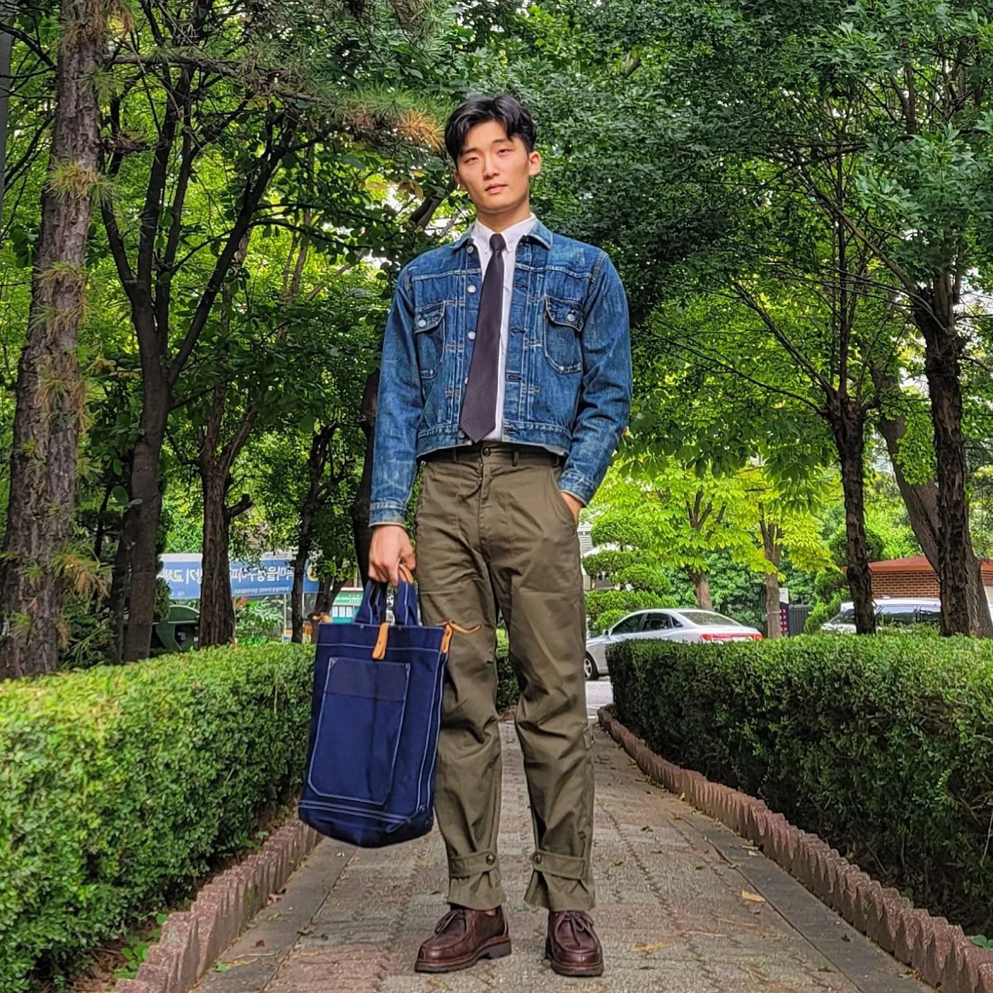 안녕하세요. 9월도 전속전진하는 중인데 뜻깊은 하루하루 되고 계시길 희망합니다.

리바이스 타입 2 데님자켓을 퍼티그 팬츠와 매치하여 워크웨어 무드로 입었습니다. 리바이스의 3가지 세대 데님자켓들 중 1953년에 등장했던 이 2세대 자켓의 디자인은 특징적인 투포켓 디테일과 짧은 기장이 매력적이라 제가 여러모로 좋아합니다. 

워크웨어 단골로 또 티롤리안 슈즈가 빠질 수 없는데, 찾고계신 분들은 파라부트 미카엘을 가장 근접하게 저렴히 대체할 수 있는 금강제화의 리갈 201D를 추천드립니다.