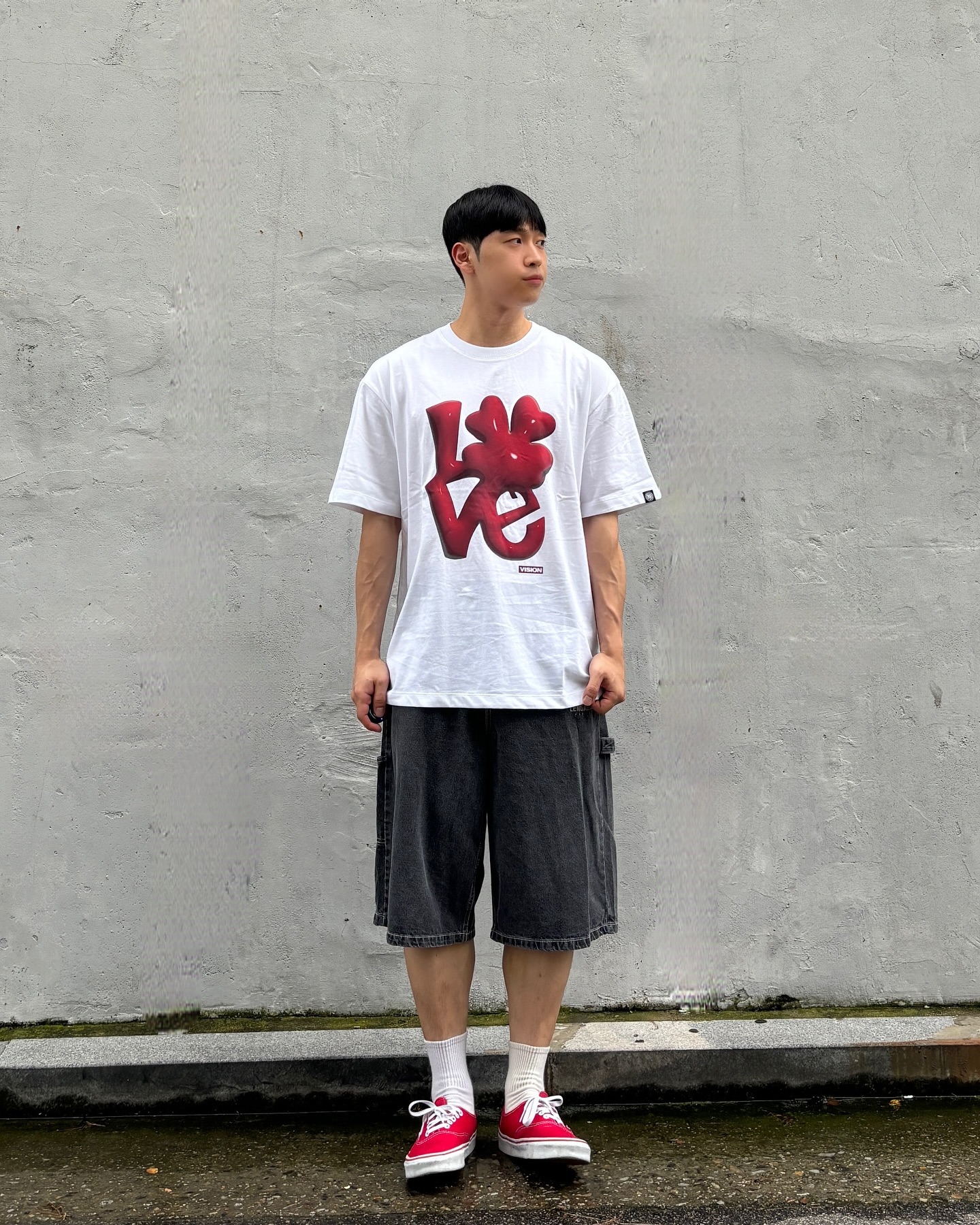 #협찬 visionstreetwearkorea 에서 vsw 3d love t-shirts를 제공 받았습니다

빨간 포인트로 넘 좋은 티셔츠🎈❤️

적당한 오버핏으로 어깨가 넓어보이는 느낌이고 프린팅이 예뻐 여름 포인트로도 가을 이너로 입기에도 예쁜옷 입니다👍🏻👍🏻

top : visionstreetwearkorea 
bottom : lengagement_official 
shoes : vans 

#비전스트릿웨어 #visionstreetwear 
#스트릿 #유니섹스 #남녀공용 #스냅 #데일리룩 #ootd #스트릿패션 #데일리