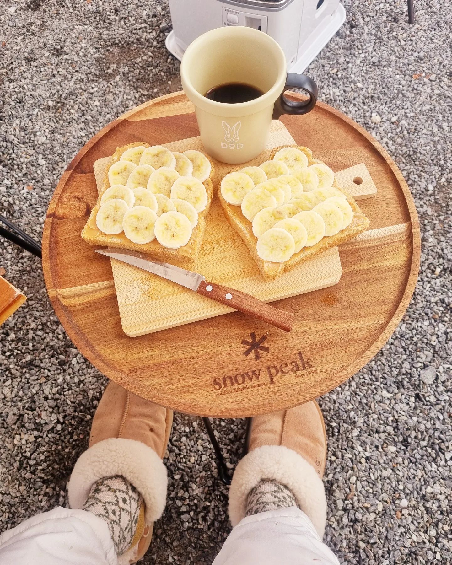 #캠핑아침메뉴 #간단하게 
피넛버터 바르고 바나나 올리면 끝!!
빵이 바삭바삭하면 더 맛있어요!🤎