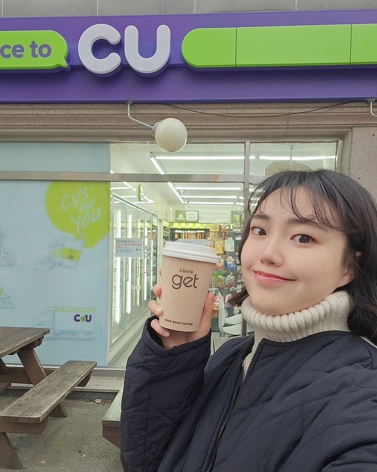 #광고 HELLO 
새해 첫 출근길 오늘도 cu 꼬우~

아침 6시에 출근, 11시까지 야근 후 퇴근할때도 늘 들리게 되는 울집앞 cu편의점
24시간 언제나 갓내린 get커피를 천원도 안하는 가격으로 즐길 수 있어요
미디엄로스팅으로 탄맛과 쓴맛이 없는 get커피는 입이 편하고 깔끔한 느낌이라 
자주 마시고 있어요~~1일 2커피 꾸준하게 마시는 저에게 갓 내린 커피는 진짜 힐링이죠

아 정신없어 !!
정신없이 일하다가 회사앞 cu편의점으로 꼬우 
아침 5시부터 오후 2시까지 카카오페이 머니로 결제시 1,300원 아아도 애정하고 있답니다 

또 ! 오늘 아침에도 들려버린 cu편의점 프로모션 할인으로 빵이랑 같이 구입하면 한끼 식사가 되더라구요 (좋아하는 연세우유크림빵 득템!)
샌드위치/ 버거/ 베이크하우스405 / 연세우유크림빵에 커피 동반 구매 시 1천원 할인까지 cu편의점은 사랑입니다!!

1월 get모닝 프로모션 (아아XL 1,300원)
★ 오전 5시~14시까지 연장되어 점심시간까지 카카오페이 머니로 결제시 500원 할인! 
(1,800원 → 1,300원) 

 동반구매 할인
★샌드위치/ 햄버거/베이크하우스405/연세우유크림빵 + get커피 동반 구매시 get커피 1천원 할인

#CU #get커피 #CUget커피 #1월get커피 #겟커피 #씨유 #씨유겟커피 #씨유커피 #커피 #커피추천 #get원두 #CU편의점 #편의점커피 #아이스아메리카노