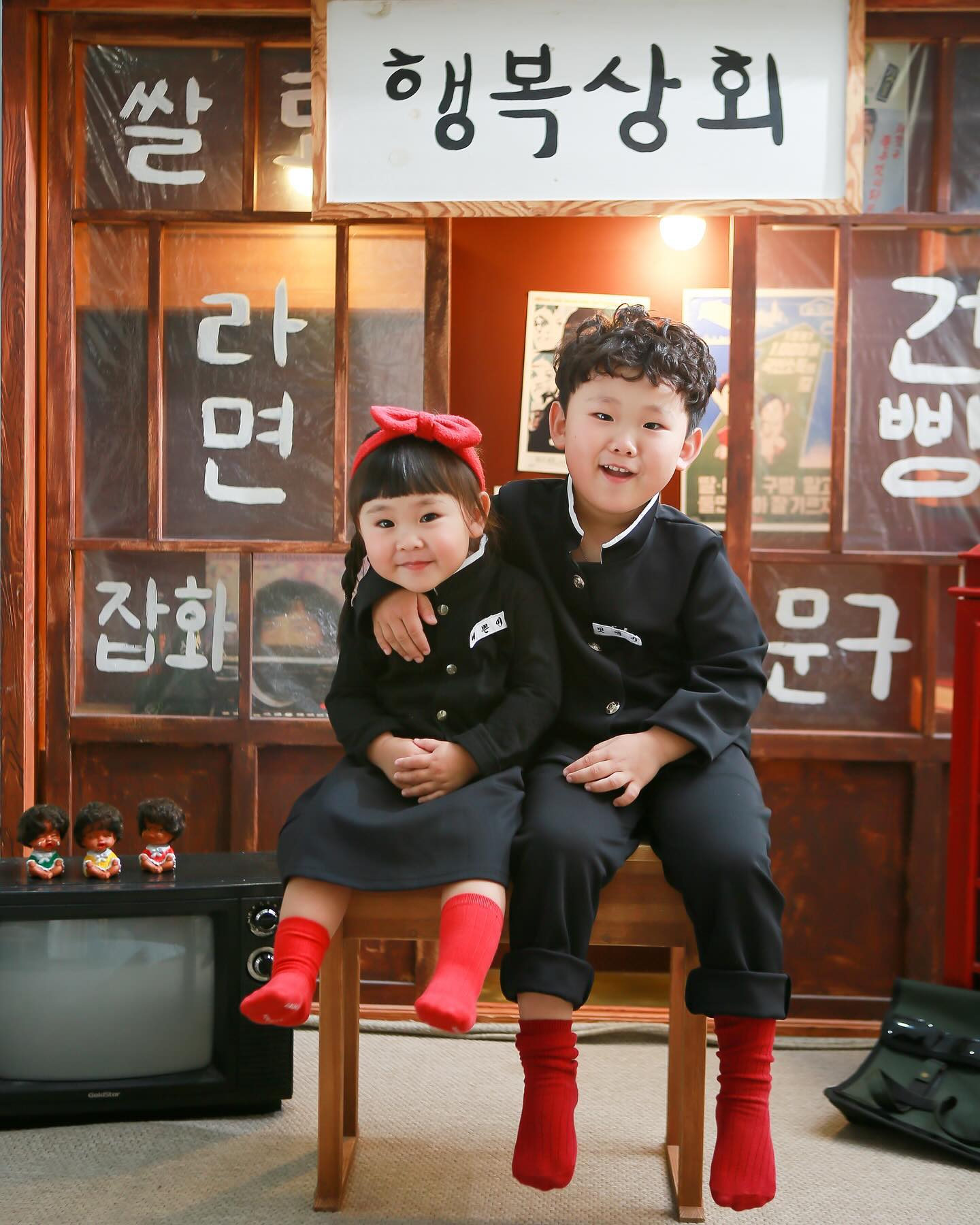 #남매촬영 
⠀
엄마빠의 작품들❤
엄마빠가 태어나서 제일 잘 한 건
너네들의 엄마빠가 된 거야😍
⠀
⠀
⠀
⠀
⠀
⠀
⠀
⠀
babypastel_anyang 
#뿜뽐남매 #사랑해 #생일기념촬영 #2돌 #5돌 #주니어촬영