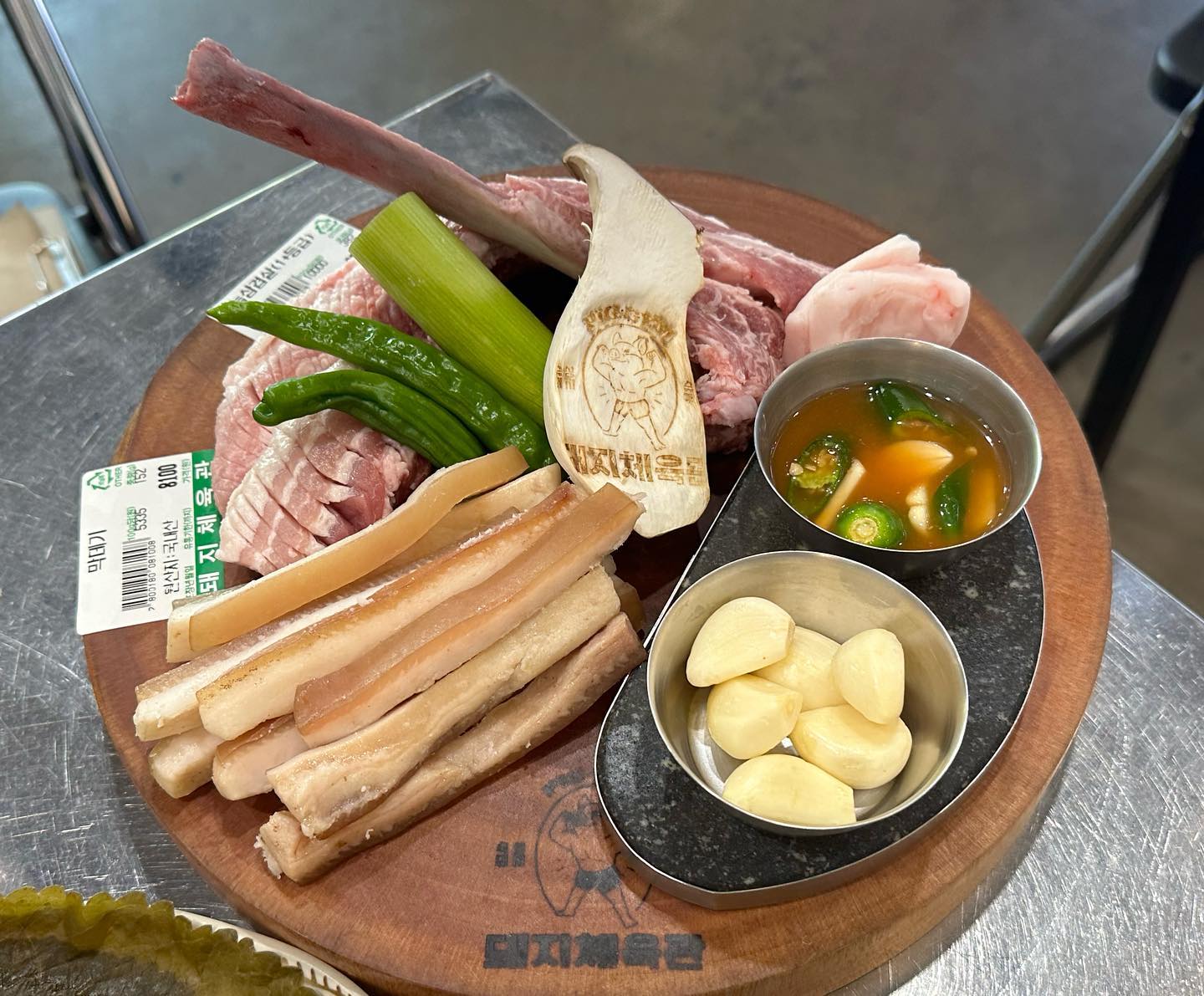 #돼지체육관 #옥정삼겹살맛집 

주말에 다녀온 삼겹살 맛집
직접 구워줘서 더 맛나고 
워터에이징 방식으로 숙성해
부드럽고 촉촉한 삼겹살❣️

구운 양념 새우젓 올려서 먹음 넘 맛나다 
껍데기도 쫄깃하고 김치말이국수는 필수!! 꼭 시켜야됨ㅋㅋ
너무 잘 먹고옴! 

🎀늑삼겹살 150g 15,000원
막데기(껍데기) 150g 8,000원
김치말이국수 8,000원

📌돼지체육관
경기 양주시 옥정동로5라길 6-20 1층
월, 수, 목, 금 15:00 ~ 23:00
토, 일 11:00 ~ 23:00
매주 화요일 휴무
아기의자 ⭕️