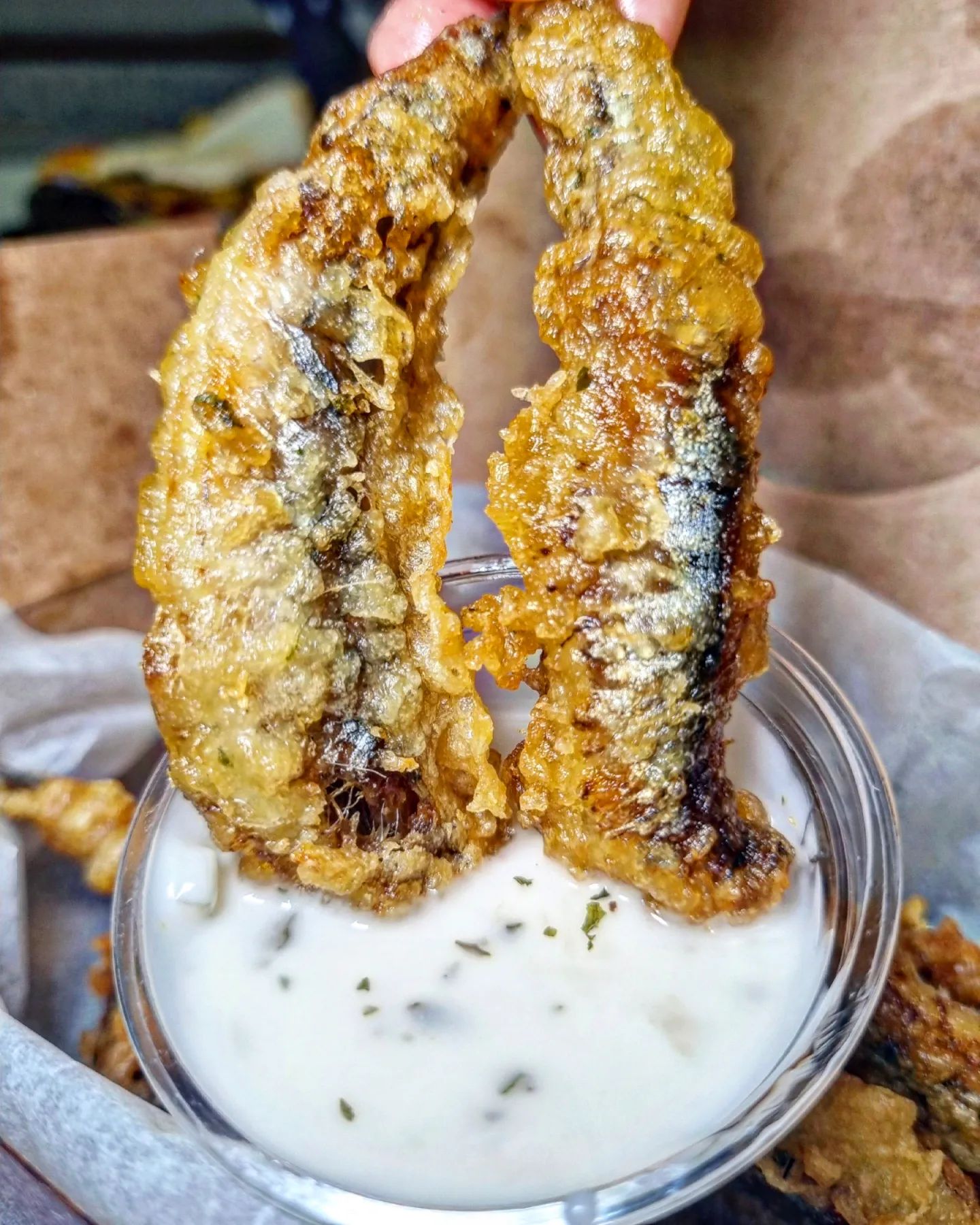 #협찬 멸치회무침을 아시나요?? 서울 멸치회무침의 원조! 따라 할 수 없는 독보적인 맛! #멸치집문정점

문정동 법조타운에 위치한 멸치회무침 전문점.
기장 대변항에서 공수한 신선한 멸치와 막걸리식초로 만든 수제소스를 사용하여 정갈하고 건강하게 담아냈다! 

✔️멸치회무침(소/22,000)
✔️멸치튀김(16,000) 

멸치회무침은 존재하는지도 몰랐는데 이렇게 맛있는거였나요?? 

멸치가 큼지막해서 보자마자 비릴까봐 걱정했는데 하나도 안비리고 신선함이 느껴지는게 멸치튀김은 얼마나 바삭빠삭한지..  

소면 삶아서 멸치회무침에 넣어먹었더니 대존맛..
김이랑 싸먹어도 깻잎이랑 싸먹어도 맛있다ㅠㅠ

멸치의 신세계를 경험할 수 있는 맛집ㅠㅠ
요기 첨 먹고 매일같이 생각나서 배달 주구장창 시키셨다는 후기를 보았는데 저도 그러게생겼네요🙈 

⛧MBC 오늘저녁 1,255회 방영 (잠실새내 본점)
⛧TVN 놀라운토요일 도레미마켓 110회 방영 (잠실새내 본점)
⛧SBS 생방송 투데이 2,785회 방영 (잠실새내 본점)
⛧YouTube 찹찹대학 서울 송파 A+ 맛집 선정 (문정점) 

전국 각지의 다양한 막걸리 라인업 (제주막걸리, 치악산막걸리, 호랑이막걸리, 백련막걸리, 해창막걸리, 산성막걸리, 지평막걸리) 

🍶N예약 20,000원 이상 결제 시 사용 가능한 제주막걸리 1병 무료 쿠폰, 치악산막걸리 1병 무료 쿠폰도 있으니 챙겨가세요🍶 

🍾주류 종류무관 1병 서비스 네이버 영수증리뷰이벤트도 진행중🍾 

🚩멸치집 문정점 salon.de.anchovy
서울 송파구 법원로 114 (문정동, 엠스테이트) C동 106호 

🚶‍♂️문정역 도보 2분거리. 

#문정맛집 #문정맛집추천 #송파맛집 #송파맛집투어 #송파맛집추천 #문정술집 #송파술집 #문정역맛집 #문정역맛집추천 #문정역술집 #멸치회무침 #멸치튀김 #리뷰노트

이 글은 리뷰노트를 통하여 본 업체에서 제품 또는 서비스를 제공받아 작성된 글 입니다.