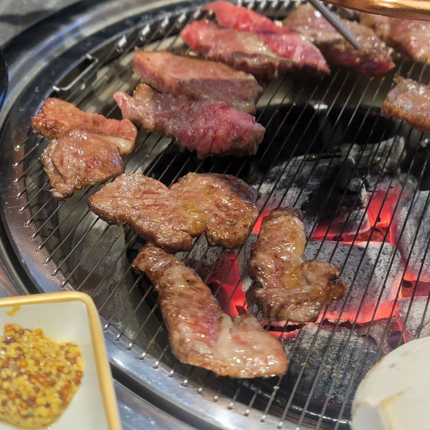 #동탄소고기맛집#태백눈꽃한우

#설화유수

지식산업센터에 위치한 소고기집
점심 설화갈비살정식 먹었는데 (1인 25000원)
소고기 마블링 미침 ㅠ 완전 고급 소고기임
점심 손님오셨을때 먹으면 좋을 식사

근데 양은 적음