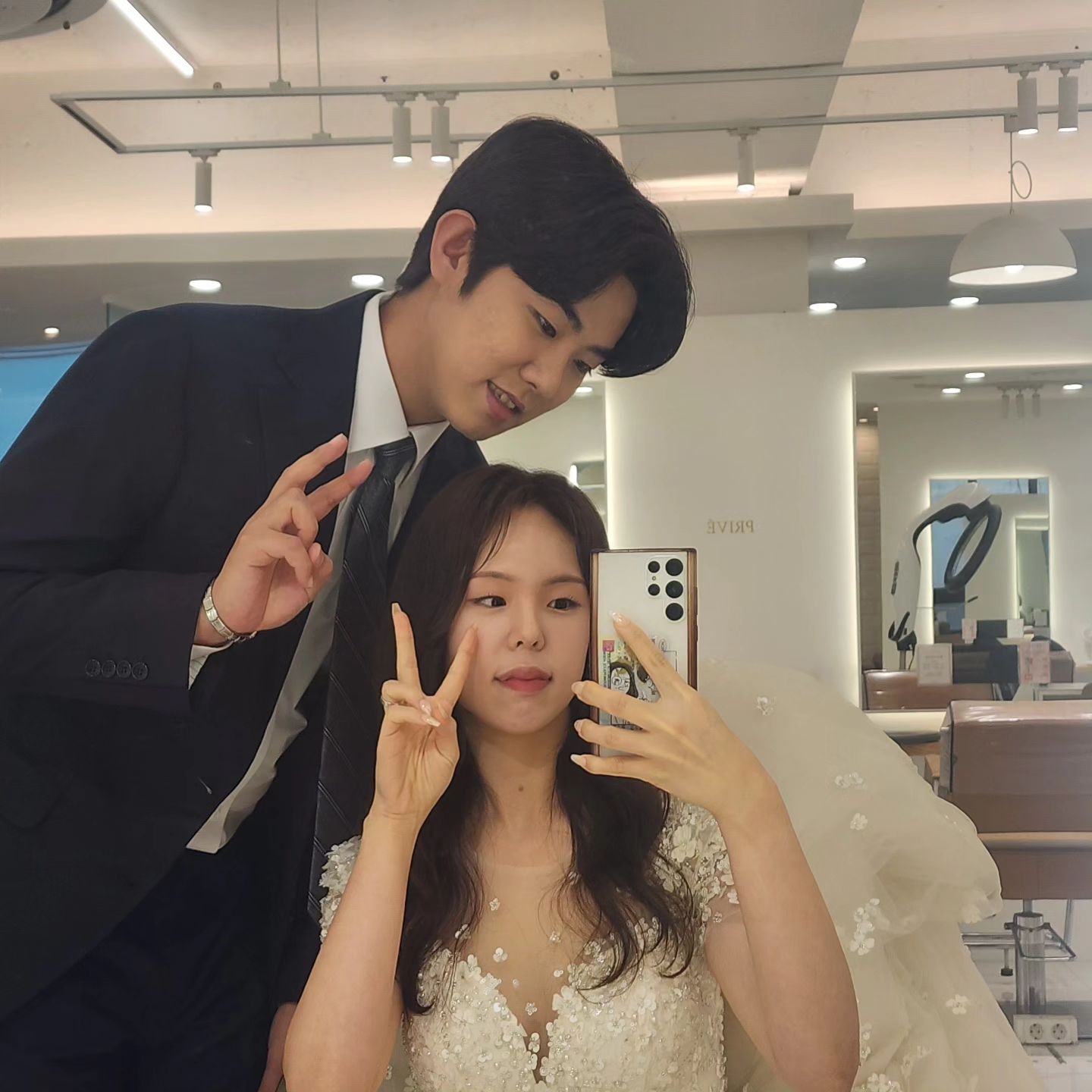 #뿡빵그램 

안녕하세요 여러분꒰◍︎⍢︎◍︎꒱۶ 잘지내셨나요???
너무오랜만이예요ㅜ0ㅜ!!

저희가 그동안 소식이 뜸했던 이유는 바로 "결혼준비" 였어요!!!🤍

8년동안 함께했던 연애기간동안의 시간들을 토대로
앞으로도 계속 서로가 함께하고싶다는 생각으로
이제 저희가 연인이 아닌 부부가 될 준비를 하고있었어요🫶🏻

조금 정신없던 시간들이 지나고 이제는 여러분들께 저희의 소식을 전해드리며 함께 공유해드리려고해요💛

너무 오랜만에 왔지만 좋은 소식과 함께왔으니 반겨주실거죠????

앞으로 예쁜 사진들 기대해주세요ʕ•̀ω•́ʔ✧💛

#결혼준비 #프리빗 #메이크업맛집 #오랜만에 #인스타 #컴백 #❤️