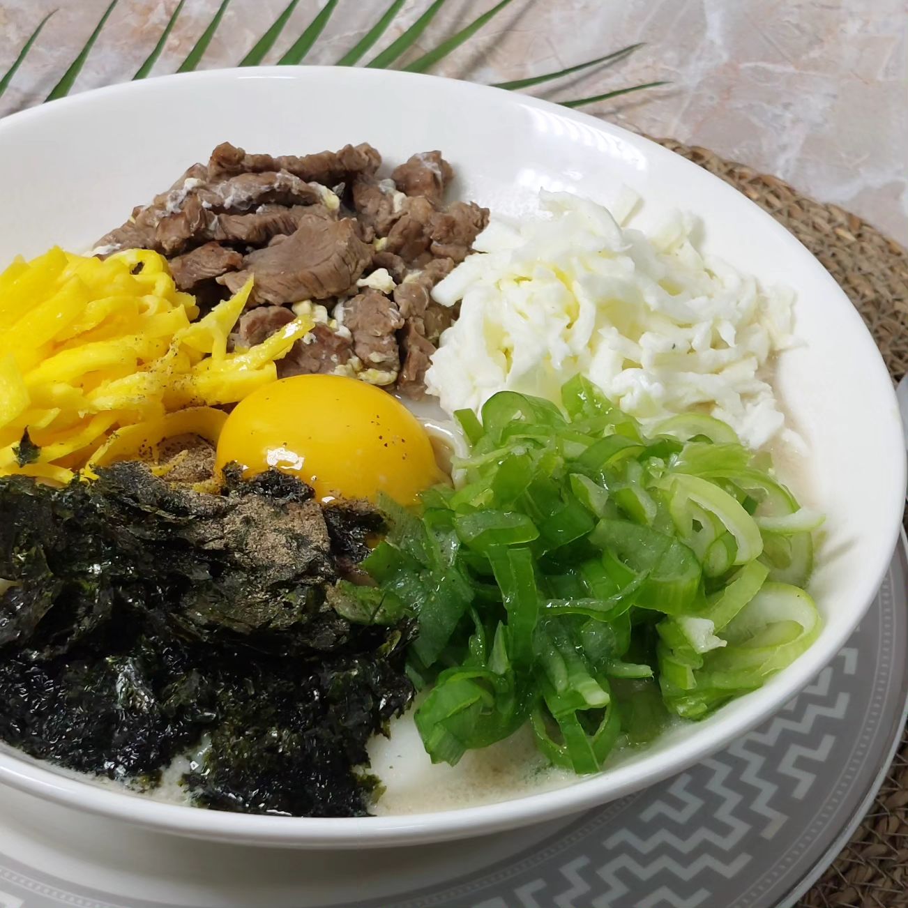 새해 첫 식사!! 일년에 딱 두 번 요리하는 떡국인데
다년간의 식품 리뷰 경험으로 갈수록 요리와 플레이팅스킬이 일취월장하는중 ㅋㅋ
여러분들도 맛있는 첫끼하세요😘

#떡국 #2024년 #갑진년 #청룡의해 #2024첫끼 #2024첫식사 #떡만두국 #happynewyear