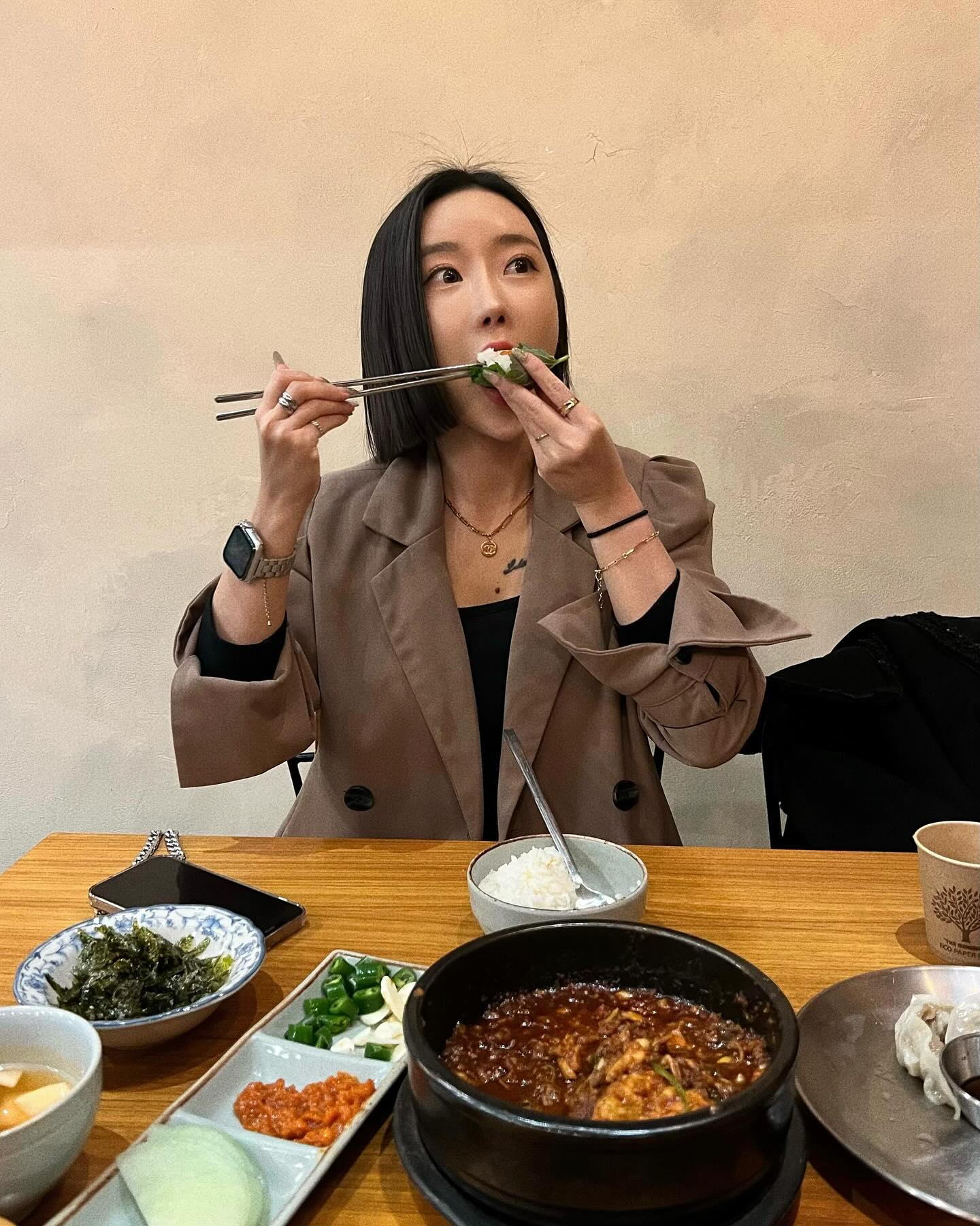 geosong_samdeok 믿고먹는 거송갈비찜😋
지점이 많아서 갈비찜 먹고 싶을 때 자주 가는 곳!

뼈에서 발라지는 살들이 엄청 부드럽고
매운맛도 5단계로 조절 가능해서 맵기조절하기 쵝오👍

상추랑 깻잎 쌈무 무한리필 하게되는 쌈맛집..
매콤함을 달래주는 갈비만두까지😋

집가는길 추가 포장ㅋㅋㅋㅋㅋㅋㅋ
마라맛도 출시했다는데 다음엔 마라로 먹어봐야겠어요!

⠀ 
⠀
⠀ 
⠀
⠀🏡거.송.갈.비.찜 (삼덕점)
- 대구 중구 동덕로30길 45 1층 107호 (1층)
- 매일 11:30 - 21:00(라스트오더 20:30)
- 16:00 - 17:00(브레이크타임)
- 네이버예약가능

⠀ 
⠀

 #거송갈비찜 #동인동맛집 #경대병원맛집 #삼덕동맛집 #대구갈비찜 #대구밥집 #대구맛집 #대구핫플 #대구먹방 #대구맛집추천  #대구맛집투어 #대구맛집탐방 #대구맛집일보 #오늘뭐먹지 #오저추 #먹스타 #먹방 #먹방스타그램 #먹팔 #맛스타그램 #먹스타맞팔 #맛집투어