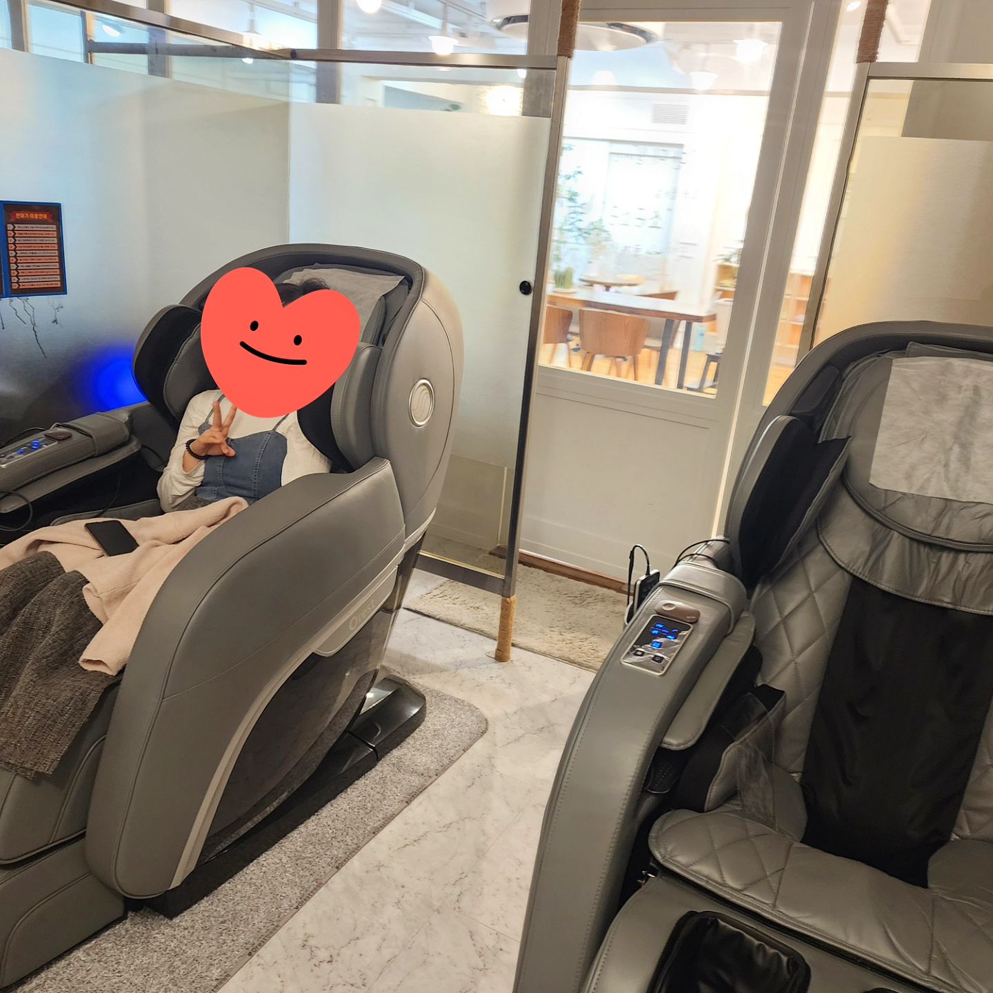 힐링 데이트 <작은 휴가>

🥕서울 전시회 보러 놀러왔지만 체력이 부친 관계로 쉴 곳을 찾다가 오게 됐습니다!!! 사장님도 너무 친절하시고 50분동안 피로가 싹 풀려서 너무너무 만족했습니다🩷 안마의자는 물론 안대, 무릎담요까지 있어서 편안하게 힐링했습니다😆👍

🥕안마하고 나오면 따뜻한 차 한 잔으로 마무리 하니 노곤하면서도 행복한 힐링 그 자체네요!! 보통 이런 이색카페는 음료가 소홀한 곳도 많은데 이 곳은 음료도 빠짐없이 맛도리에요~~~
 꼭 한 번 가보시길 추천드립니다앙🩷❤️

<가격>
✅️안마의자 50분 + 음료: 13000원
(네이버 예약시, 11700원)

👉오시는 길: 서울 마포구 서강로 111 지하 1층

#신촌이색데이트 #이색카페 #서울카페 #힐링카페 #홍대카페 #신촌카페 #작은휴가 #신촌힐링카페 #안마의자카페 #힐링카페스타그램