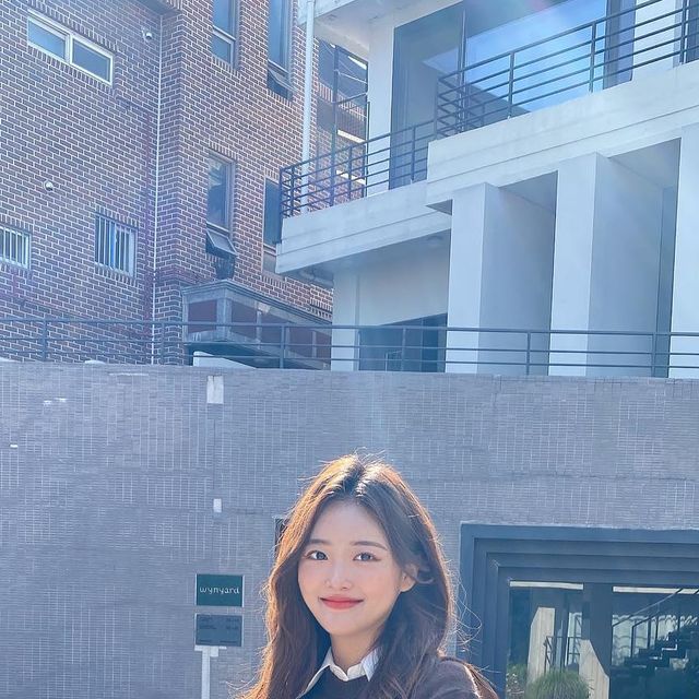 윰찌 on Instagram: "#광고 #협찬 윰찌에용! 주말 잘 보내고 계신가요??🧡 왜 벌써 일요일인지ㅠㅠ 하루만 더 놀고싶네요!!!🥹 #아이디얼타겟 의 캐시미어 파인울 니트 #제품제공 받아 가져왔어