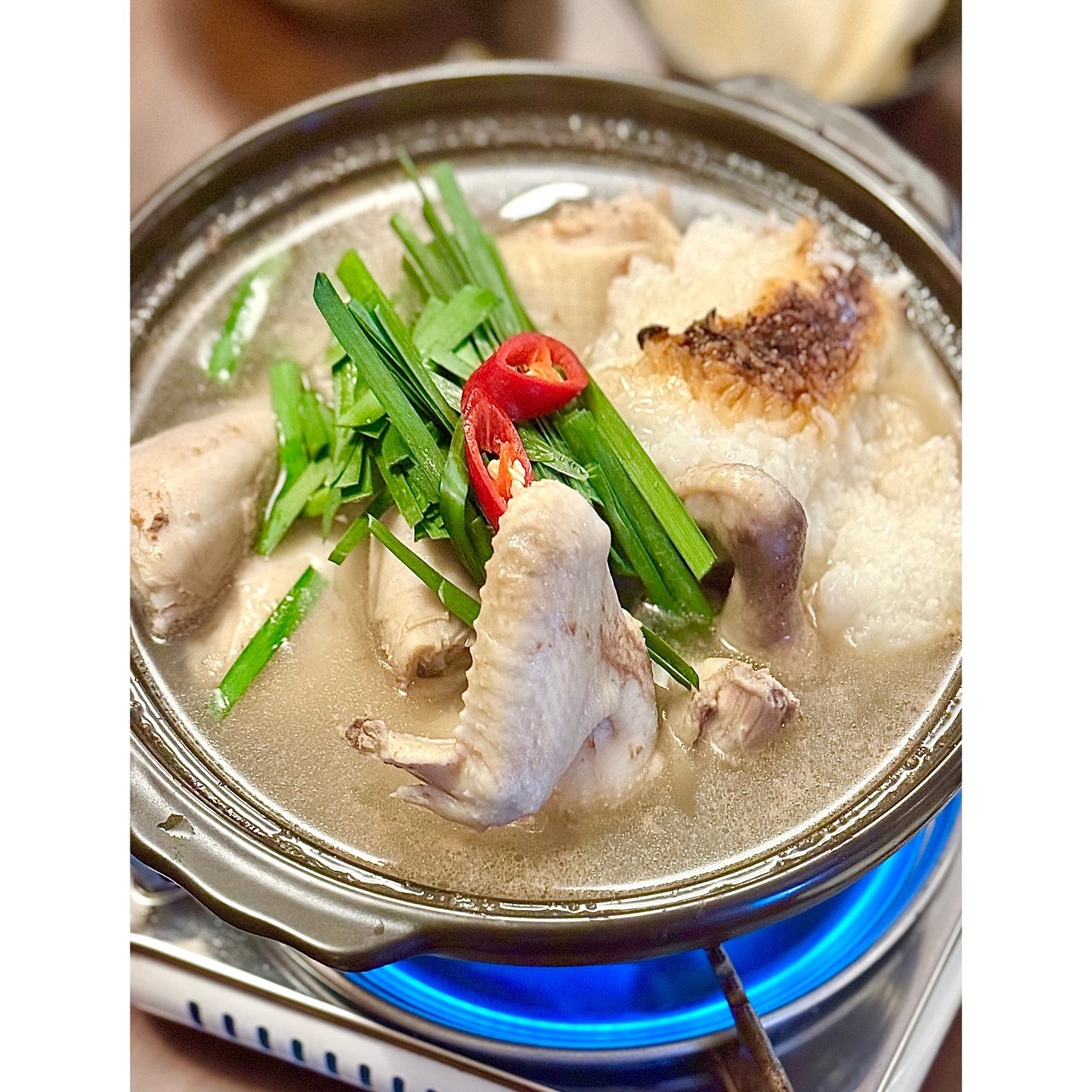 #협찬 #산신하남미사점 🐲
아늑한 분위기에 맛있는 퓨전 한식,
그리고 다양한 주종을 함께 즐길 수 있는 곳이에요❣️

✔️ #산신부추꼬꼬
산신의 시그니처 메뉴 중 하나인
진한 육수의 누룽지 백숙은
한번 먹으면 잊지 못할 정도로 마성의 맛이라는 거😎
더운 여름 든든한 몸보양 반주로도 아주 좋고
영양 만점 안주로도 완전 안성맞춤🧡

✔️ #대대포블루막걸리 
산신은 소주/맥주/전통주/막걸리 등등
안주만큼이나 주종이 정말 다채로워요👍🏻✨
그중 대대포블루는 깔끔하게 담백한데다
벌꿀이 들어가 은은한 스윗함까지 느껴져
개인적으로 좋아하는 막걸리 중 하나!

🏠 하남시 미사강변중앙로198번길 29 미사푸르지오시티 B동 1층
☎️ 0507-1327-6113
sansin.bistro 

#미사맛집 #망월동맛집 #미사술집 #망월동술집
#하남미사맛집 #미사역술집 #하남술집 #산신