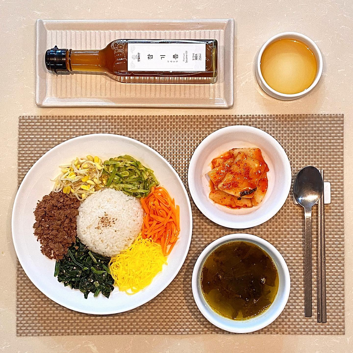 #협찬 #천일농산 #참기름

주말 아점은 알록달록 비빔밥❣️

2대째 참기름을 짜는 천일농산에서
무색소 무첨가 무방부제 무향료의
100% 국산 참기름을 보내주셨다

저온로스팅으로 1회만 착유했다고 하는데
정말 뚜껑을 열자마자 엄청 고소한 향이 퍼지면서
맑은 기름색도 깨끗하게 느껴졌다

비빔밥에는 특히 참기름역할도 중요하다고 생각하는데
향긋한 이 참기름을 몇방울 둘러서 먹으니
풍미가 넘 좋아서 더욱 맛있게 먹을수 있었다

대부분의 가정에 필수로 있을만한 기름이라
선물용으로도 좋고 여러 요리에 활용하기도 좋은
천일농산의 고소하고 깨끗한 국산 참기름 😋
.
.
.
.
.
🍒 구매링크 https://m.smartstore.naver.com/chunnongi/products/8368030585#DEFAULT

🍒 chunnongi 
#국내산참기름 #국산참기름 #참기름추천 #답례품추천 
#참기름선물세트 #프리미엄참기름 #비빔밥