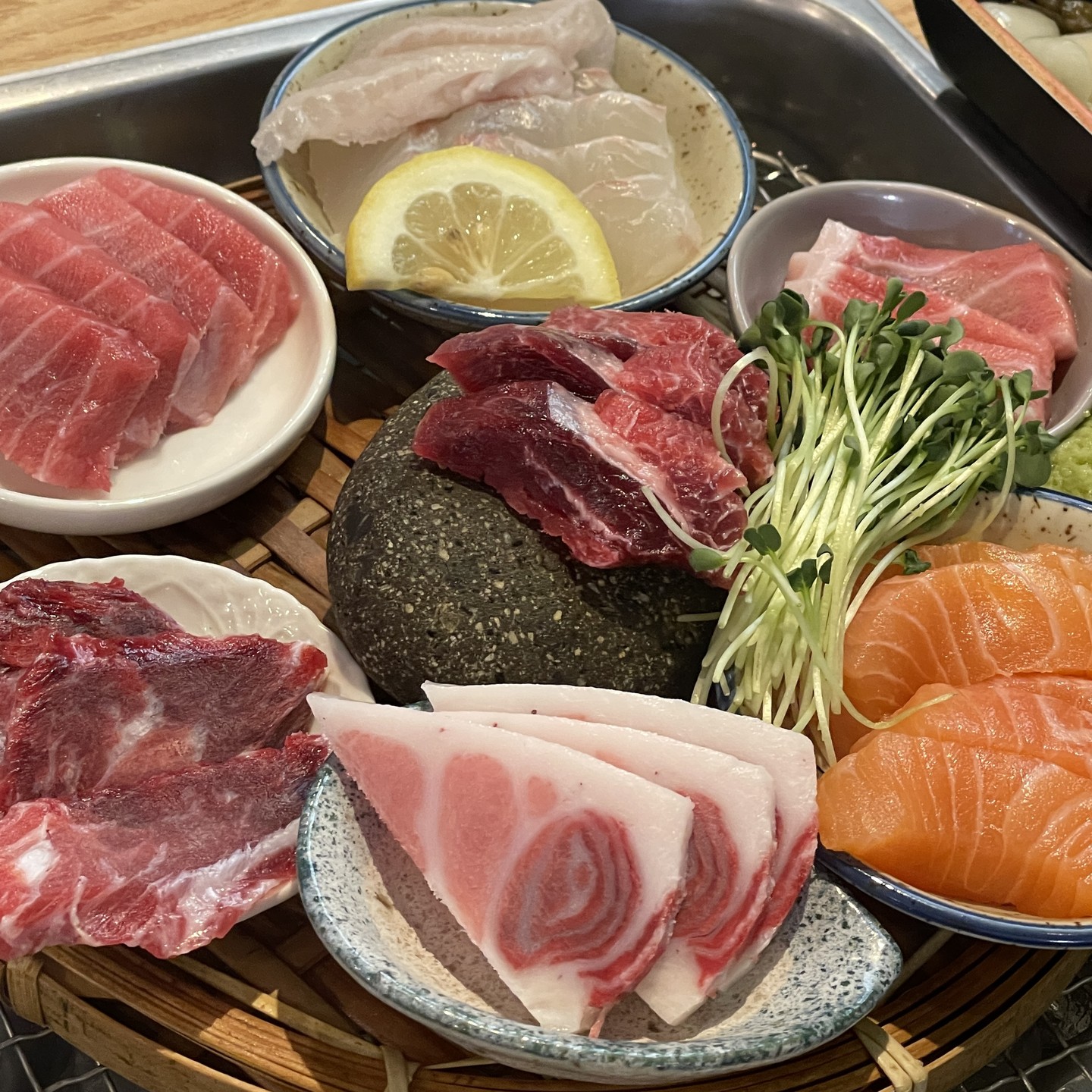 #다랭이참치주막 #로또한판 #오마카세메뉴 

광어, 연어가 너무 맛있는 화정동맛집,,,
여러번 방문해서 점점 여러가지 부위를 도전했지만 참치는 아직 내겐 어려운 그...
사장님의 강추메뉴로 고급부위를 알아서 골라 주셨는데 아직 빨간 참치부위의 맛이 어렵댜,,, 다음엔 부위를 알아보고 시켜먹어야지
참치오마카세 좋아하시는 분들 꼭 드셔보세용 재재재방문맛집

⏰ 17:00-03:00 / 라스트오더 01:30
📍 광주 서구 염화로83번길 4-15 1층
📞 0507-1427-1385
✧캐치테이블 웨이팅 가능
✧예약 가능
✧포장,배달 가능

업체에서 서비스 일부 제공받아 작성된 주관적인 글입니다.
#협찬 #화정동맛집 #광주참치맛집 #광주오마카세 #광주서구맛집 #광주염주 #광주연어맛집 #광주광어맛집