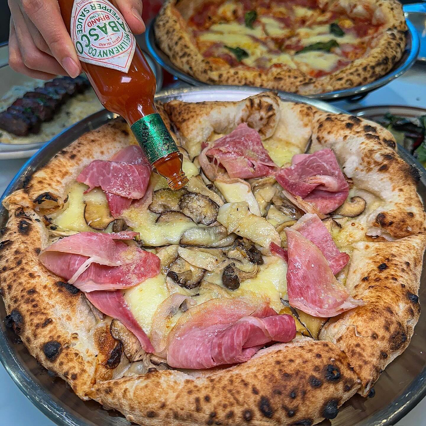 화덕피자의 맛을 제대로 살린 찐맛집이에요 #오라피자 #송도맛집 

이태리 전통 화덕인 S.FERRARA 화덕을공수해 와 현지에서 맛볼 수 있는 송도센트럴파크에 위치한 ”오라피자“입니다

화덕 굽는 곳이 시각적으로도 퍼포먼스가
보이며  빵의 가장 끝 도우까지 쫄깃하고
맛있게 구워져서 너무 좋았어요 🥹

토마토 소스와 치즈의 적당한 조화로움까지 완벽했습니다 메뉴구성은 피자,파스타,리조또,샐러들 나눠지며 에이트,티,음료와 주류,커피 다양해 식사 후 따로 카페를 갈 필요없이 커피로 마무리하기 딱 좋아요!

넓고 쾌적한 내부라 모임장소로 좋고
인테리어도 너무 이쁘고 포토존도 있어
데이트/소개팅장소로도 강추드리고싶어요🫶

📍인천 연수구 인천타워대로 257 지상 2층 c-223,224 호

#인천맛집 #화덕피자 #피자맛집 #pizza #송도피자맛집 #인천피자맛집 #송도맛집추천