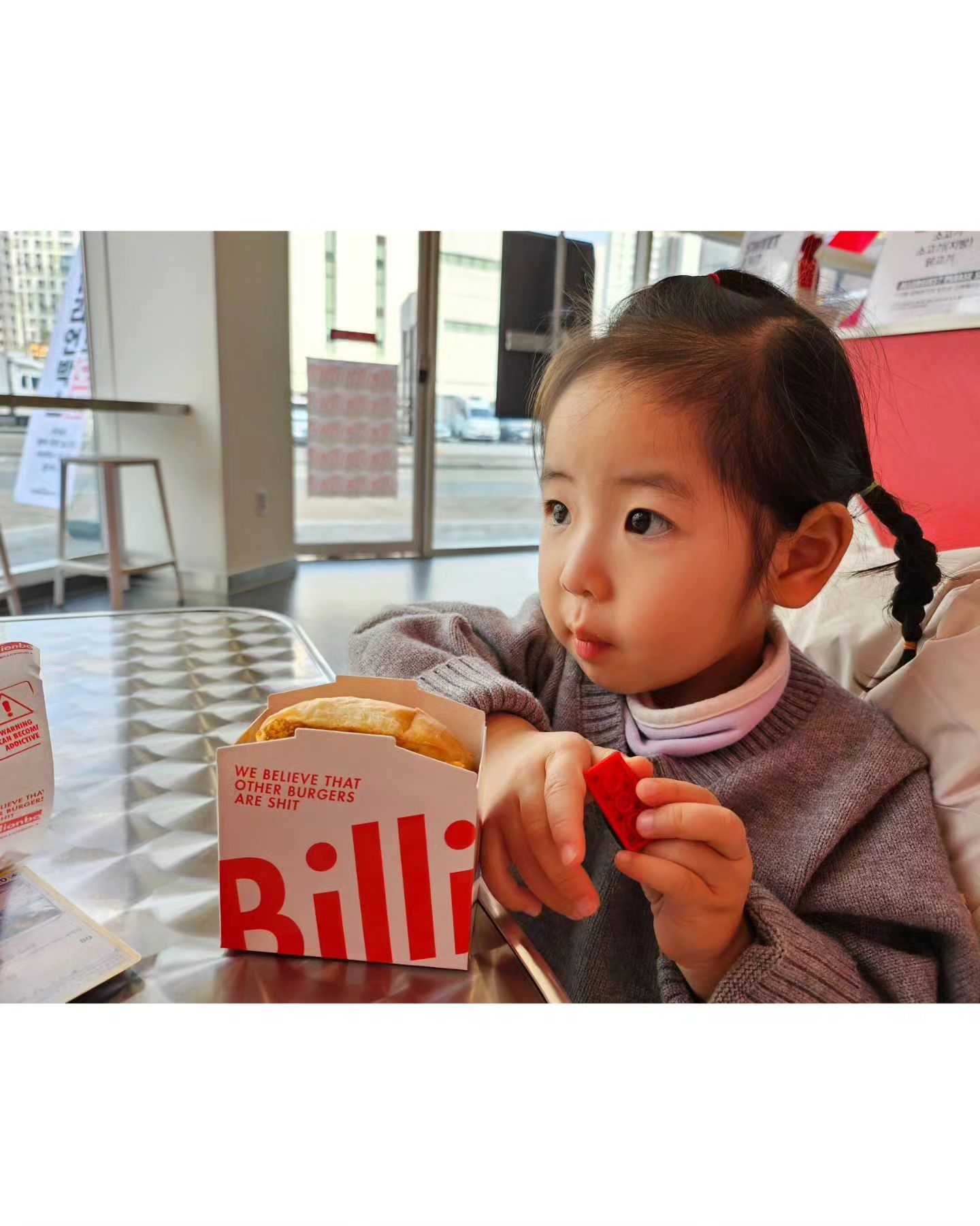 #협찬 #빌리언박스 

문 열고 들어가자마자 맛있는 냄새에 유혹당하는 곳 .ᐟ.ᐟ.ᐟ 

외관부터 한 눈에 딱 띄는 빌리언박스는 ꔛ 
버터향 풍부한 브리오슈 번 & 소고기100% 수제패티가 들어간🍔
예은맘 취향저격 꾸둑꾸둑 치즈소스가 들어가서
한 입에 바로 입맛을 사로잡아버렸어요 ›_‹

저희는 어른2&애기2명이 방문해서
싱글콤보 세트 2개와 감자튀김 2개를 주문했는데,
애기들까지 든든히 먹을 수 있는 충분한 양이였어요👍🏻

단체주문도 쌉가눙한 빌리언박스 배곧신도시점 위치는요🍔
📍경기 시흥시 배곧4로 83 (배곧동, 아이프라자) 1층
지하주차장도 있고 바로 앞에 공용주차장도 넓어서 주차걱정🚫

빌리언박스 공식인스타로 다양한 정보들도 확인해보쟈규용🩷
https://www.instagram.com/billionbox.official/

고마워요🩷 billionbox.official
#시흥맛집 #시흥주변맛집 #배곧맛집 #배곧주변맛집 #시흥 #배곧 #오이도역맛집 #단체 #대량 #도시락 #행사 #맛집 #수제버거 #햄버거 #빌리언박스 #Billionbox #빌리언박스배곧신도시점
