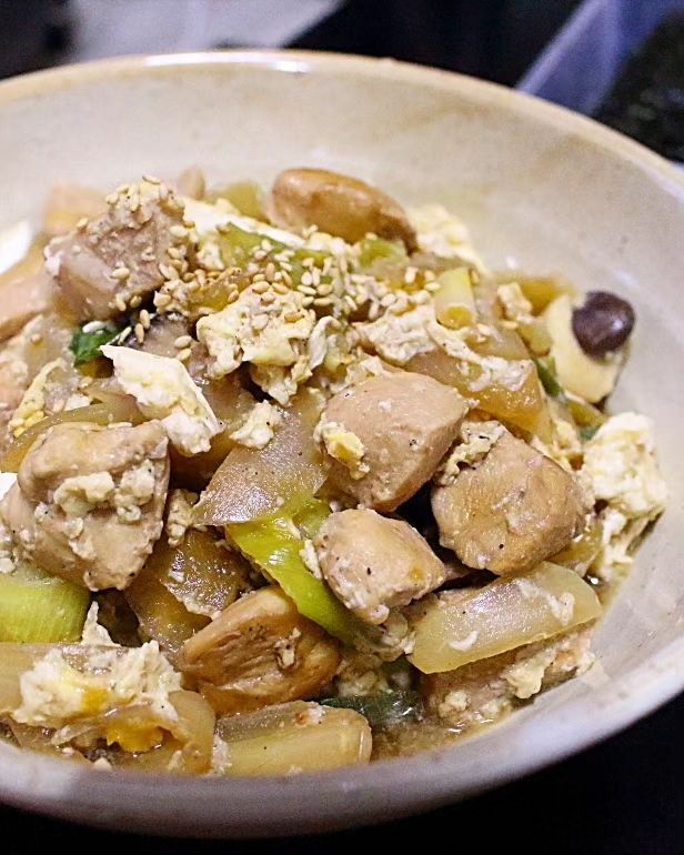 일본식 닭고기계란덮밥인 오야코동🍲
간단하게 만들 수 있고 
닭고기와 달걀이 들어가 
든든한 한그릇요리예요 🥰

👩‍🍳#오야코동만들기
1️⃣ 닭고기는 한 입 크기로 잘라주고 채소들도 손질해준다
2️⃣ 달걀에 소금 1꼬집 + 물 1 큰 술 + 참기름 1 큰 술 넣고  70%가량 섞어 준다
3️⃣ 기름 두른 팬에 닭 가슴살은 튀기듯 볶아주다 채소를 넣고 볶아준다
4️⃣ 물 2컵을 넣고 간장소스를 넣어 끓여준다
✳️양념재료 : 진간장 5 큰 술, 맛술 1 큰 술, 설탕 1 큰 술, 후춧가루 약간
5️⃣ 국물이 끓을 즘에 (2) 풀어놓은 달걀을 넣고 80%만 익혀준다
6️⃣ 밥 위에 얹어 맛있게 먹는다 냠냠♥

👉더 자세한 레시피는
프로필의 링크 타고 들어가셔서
하단 검색창에서 [오야코동]을 검색해주세요🤗
.
.
.