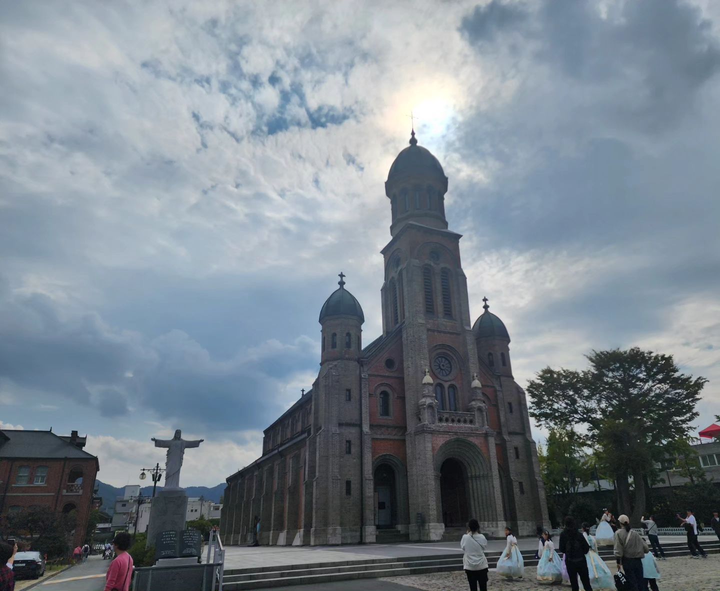 ^^*
전주 당일치기 실화 ㅋㅋㅋ

동네 친구의 친구로 알게된 ㅋㅋㅋ
이사로 아쉬워하다가 드디어 만나러 전주로 출발!!
전주 맛집 배테랑 점심 먹고
커피 한 잔 마시고
초코파이 사들고 집으로~

10년만의 전주여행
짧지만 넘 알찼다!!

#전주 #전주여행 #전주한옥마을
#전주배테랑칼국수 #전주초코파이