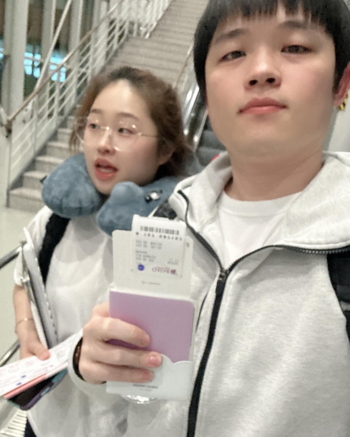 5/7

#안녕 #프라하 #프라하여행 #날씨좋다 
프라하 날씨는 반팔에 얇은 긴 셔츠 입어도 좋은 날씨
밤되면 쌀쌀하니 봄 가을 겸 자켓을 입고 총총총총
1X 시간 비행하고 슈우우우웅 슝 떨어지자마자 바로 주변 구경시작

#프라하날씨 진짜 좋음
여행준비할때 왜 민소매부터 아우터까지 있는지 궁금했는데 이해되는 날씨를 가진 매력적인 나라

#동유럽체코 #체코여행 #체코프라하 #체코 여행시작