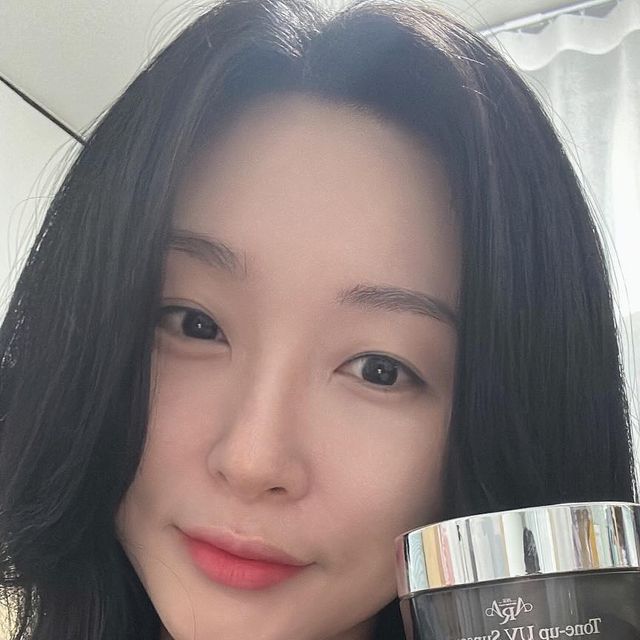신영은 on Instagram: "#광고 #협찬 쌩얼🤭 . 은 선크림까지인거 아시죠?😉👍🏻 안녕하세요 배우 영은입니다:) 이번엔 감사한 기회로 #제이아라코스메틱 으로부터 #톤업선크림 을 제공받아 글