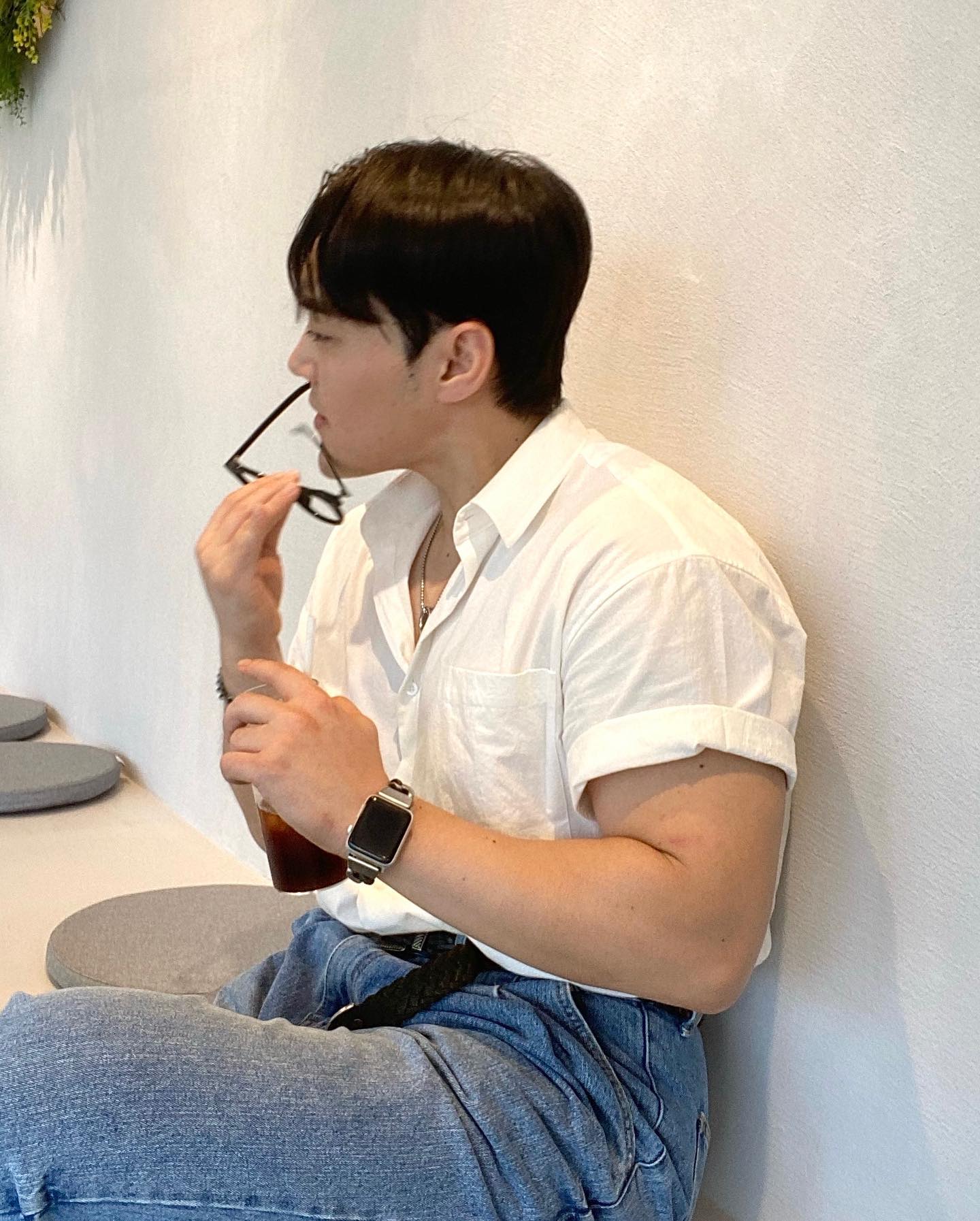 안경접을때 턱써서 접는 내모습 
#턱형#조진세