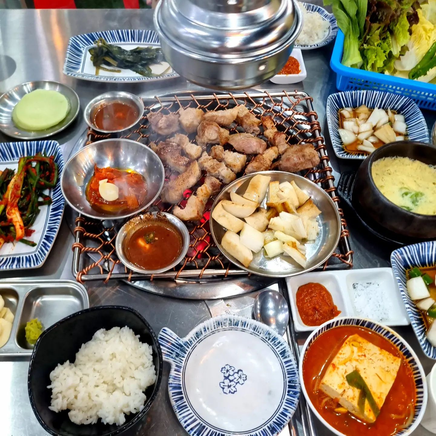 #협찬 #춘자네소금구이상무점 #상무지구맛집

3인분을 시키면 1인분을 더 주는❣️
<춘자네 소금구이 상무점>에 다녀왔어요👩‍❤️‍👨

건물 내 주차장 2시간 무료라 주차도 편하고🚗 6시 이전 방문 시 주류🍶 한병 공짜🎉 첫 주문 시 3+1인분을 더 줘서 완전 혜자 맛집이더라구요🥹💓

저희는 [칼집 삼겹살 3인분+쫀득살 1인분]을 주문했는데요🙆🏻‍♀️ 국내산 1등급 암퇘지🐖 백종원의 빽포크를 사용해서 고기 빛깔도 좋고✨️초벌해 나와서 굽기도 넘 편했어요🤗

기본으로 콩나물과 돼지고기가 듬뿍 들어간 해남 묵은지 김치찌개가 나오는데👏🏻 국물이 완전 시원하고 개운해서 넘 맛있었어요🙊💕 부드러운 계란찜과 짜지 않고 고소한 말돈소금✔️구수한 멜젓 등 소스도 다양하고👍🏻셀프바에 있던 파김치도 넘 맛있더라구요😋
숯불 향 가득 배인 쫄깃한 삼겹살과 쫀득살은 신선한 쌈채소에🥬싸먹어도 맛있고 육즙 팡팡💥넘 고소해서 소금에만 찍어 먹어도 맛있었어요👏🏻👍🏻

분위기 좋고 푸짐한 상무지구 회식 맛집 찾으실 때❕️
<춘자네 소금구이 상무점> 완전 추천드려요🤗❣️❣️

🏠 주 소 : 광주 서구 상무연하로 16
🕒 매일 15:30~02:00 / 스마일빌딩 주차장 2시간 무료🚗

#상무지구고기집 #상무지구삼겹살 #상무지구술집 #상무지구 #치평동 #치평동맛집 #상무지구핫플 #광주삼겹살 #광주맛집 #광주맛집추천 #맛스타그램 #먹스타 #먹스타맞팔 #먹팔 #먹팔맞팔 #먹팔해요 #먹스타소통 #칼맞팔 #선팔하면맞팔 #좋반 #좋아요 #좋아요반사 #광주회식장소 #광주핫플 #상무지구밥집 #광주모임장소 #광주