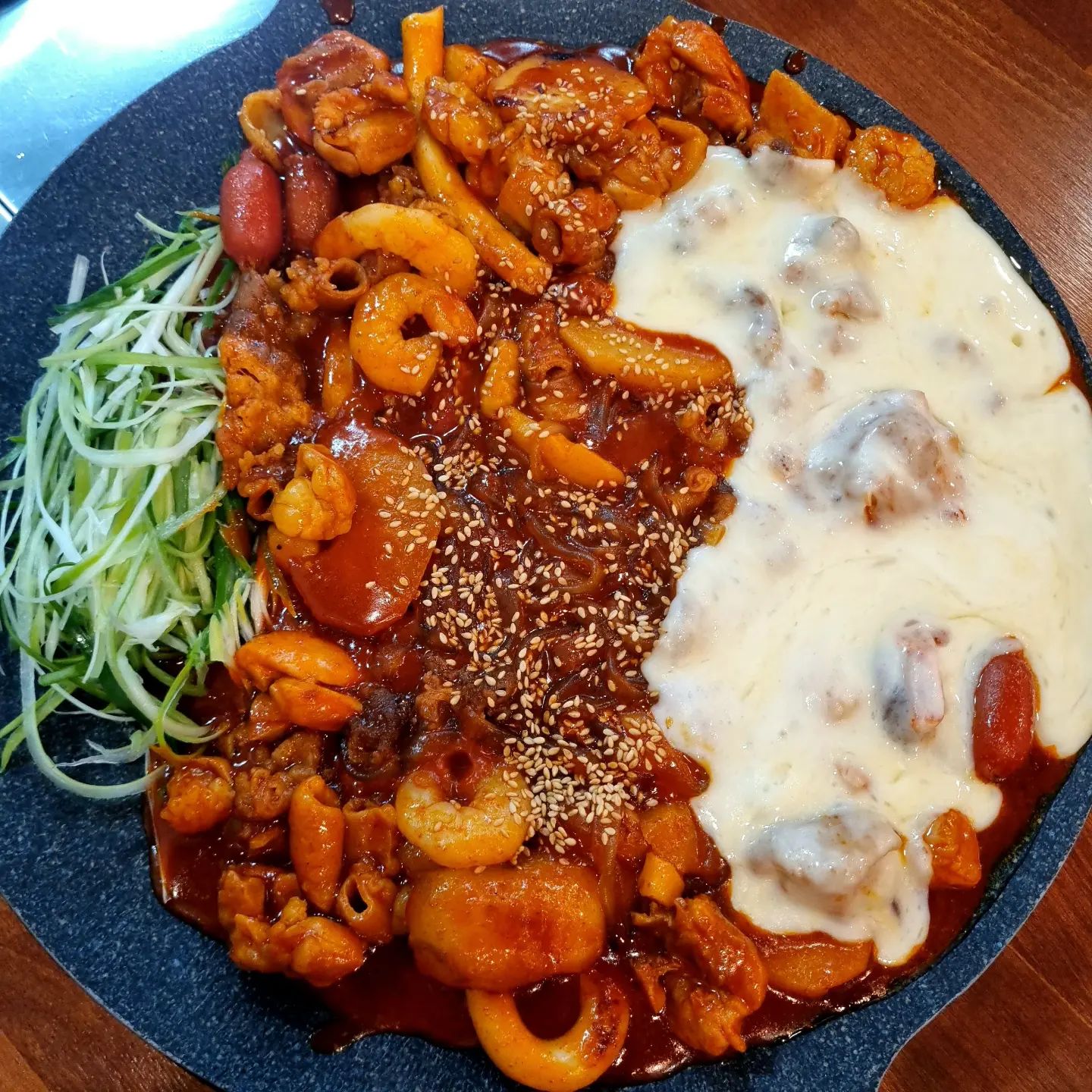 #이벤트당첨 #신묘한곱도리식당양산점 #양산동맛집 

양념이 찐으로 맛있는❣️
양산동 맛집 <신묘한 곱도리식당 양산점>에 다녀왔어요👩‍❤️‍👨 

깔끔하고 쾌적한 내부에✨️입구엔 아이스크림과 제티도 있어서 사장님의 센스가 느껴졌는데요💞 직원분도 완전 친절하셔서 넘 좋았어요👏🏻👍🏻 

저희는 [신묘한 시그니처(소곱창+소대창+새우+우삼겹+순살닭)] 2인분과 1인 3천원만 추가하면 음료, 라면, 각종 사리, 공기밥, 볶음밥을 다 먹을 수 있어서 완전 혜자인🌟 [무한 사리 추가]를 해서✔️치즈와 당면, 비엔나 사리 추가에 [볶음밥]을 주문했어요🙆🏻‍♀️ 

밑반찬도 골고루 나와서 좋았는데👍🏻묵은지, 깍두기, 무말랭이, 깻잎지 모두 밥도둑이라 이걸로만 밥 한 공기🍚 가능하겠더라구요🥹🩷 기다리는 동안 서비스로 주신 두툼하고 고소한 계란전도 대존맛🙊❣️❣️
찐〰️한 양념에 완전 푸짐했던 곱도리탕은 맵기 조절도 할 수 있고🌶 집어먹을게 넘 많아서 완전 배불렀어요😆 특히 감칠맛 대박인 맵달한 양념이 중독성 갑이라 볶음밥은 필수✅️ 볶음밥이 비빔밥처럼 고사리, 애호박, 무생채, 콩나물 등 각종 나물이 완전 푸짐해서 대박이었어요👍🏻👍🏻
소곱창은 당일 생물을 받아 매일 삶으신다는데👏🏻 잡내가 전혀 안나서 평소 대창이나 곱창을 별로 안좋아하는 남친도 완전 잘 먹더라구요😋 

회식하는 손님들도 있고 배달 주문도🛵 계속 들어와서 맛집인게 느껴지던 <신묘한 곱도리식당 양산점>❕️
곱도리탕 외에도 다양하고 든든한 메뉴들이 많아서 회식 장소나 데이트 맛집 찾으실 때 완전 추천드려요🤗❣️❣️ 

🏠 주 소 : 광주 북구 양산로 29
🕒 매일 16:00~02:00 

#광주찐맛집 #광주맛집 #광주맛집추천 #양산동 #광주배달 #광주배달맛집 #양산동배달 #곱도리탕 #광주가볼만한곳 #양산동데이트 #광주데이트 #광주데이트맛집 #맛스타그램 #먹스타 #먹스타소통 #먹스타맞팔 #좋반 #좋아요 #좋아요반사 #먹팔 #먹팔해요 #먹팔환영 #먹팔맞팔 #선팔하면맞팔 #칼맞팔 #광주 #양산동맛집추천