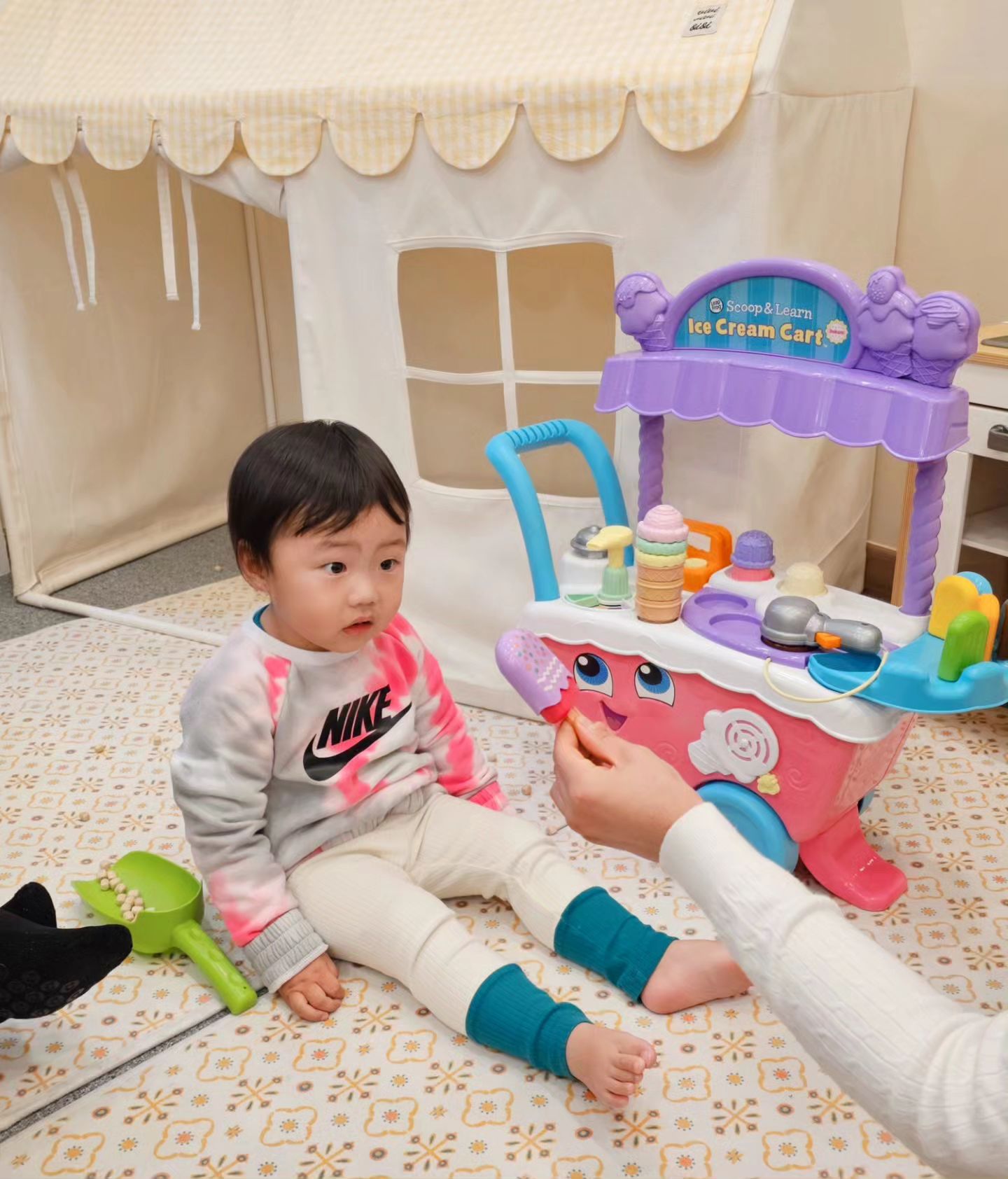 ⠀ 
할머니들 이모 키즈카페 구경시켜주기 성공 🫡
주말내내 바뻤다아주그냥 
삼촌이랑은 헤어지기싫어서 가지말라고함
ㅋㅋㅌㅋㅋㅋㅋㅋ 귀여워
담엔 삼쵸니랑도 사진찍자....
정신이없어서 키카사진뿐이네 😅😅

⠀