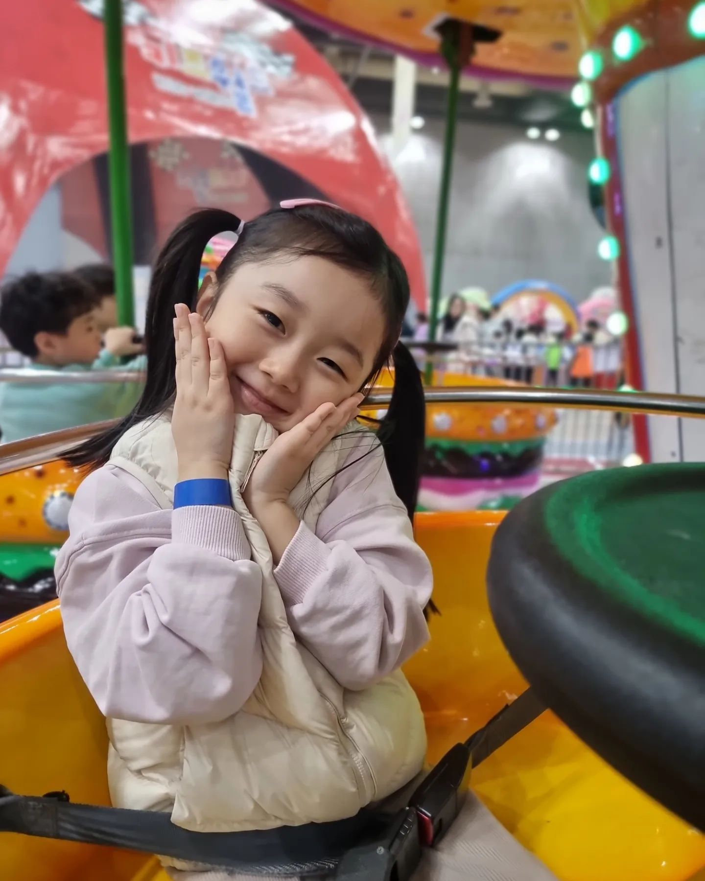 올해도 다시 방문한 상상키즈월드🫣
오픈런 해도 마감때까지 나올 수 없는 곳...ㅋㅋ
이미 바닥난 체력을 있는대로 끌어모아서 하루를 보냈다 ㅎ
하루종일 엄마랑 같이 놀아서 너무 좋다는 너..🩷

#육아 #아이와갈만한곳 #상상키즈월드 #일산 #킨텍스 #일상