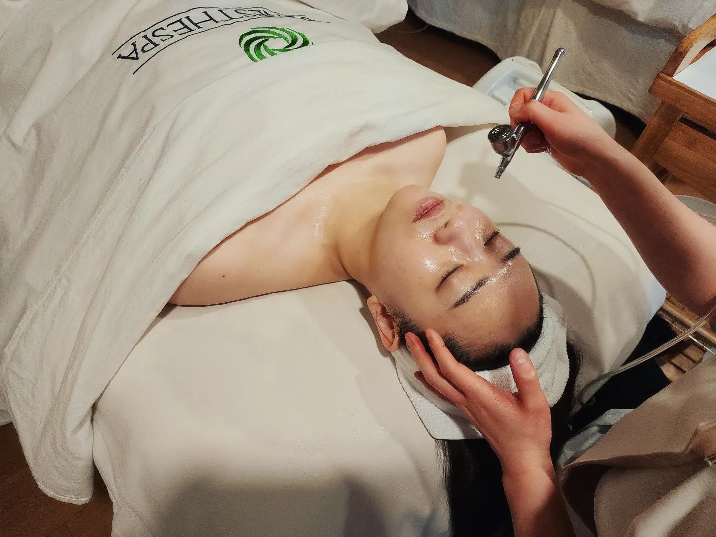 #광고 안산선에스테스파
#안산피부관리잘하는곳 
#중앙동피부관리
#선에스테스파 

영국 왕세자비 케이트미들턴 앤해서웨이, 
미란다커 등도 극찬했다는! #인트라슈티컬스
관리를 받게 되었어요~ 

​푸석푸석한 피부에는 정말 딱인 
유명 셀럽들도 좋아하는 퀄리티
높은 관리라고 해요

수분뿐만 아니라 탄력까지 덤으로 얻어갈 수 있어
 웨딩케어로도 많이 하신다고 하던데 
너무 만족스러운 케어였어요 

히알루론산 성분하고 천연 식물 성분이
함유된 세럼을 95% 순수 산소를 통해서
피부 깊숙하게 침투시키는 중이라
저같이 속 건조가 심한 사람에게
정말 좋은 맞춤 케어라서 추천드려요! 

#안산에스테틱 선에스테스파 덕분에
수분가득으로 물광피부를 얻었어요 

안산중앙동 선에스테스파는 1인실이라
프라이빗하게 관리가 가능하니 참고하세요!

* 주차가능 *네이버예약가능 

​