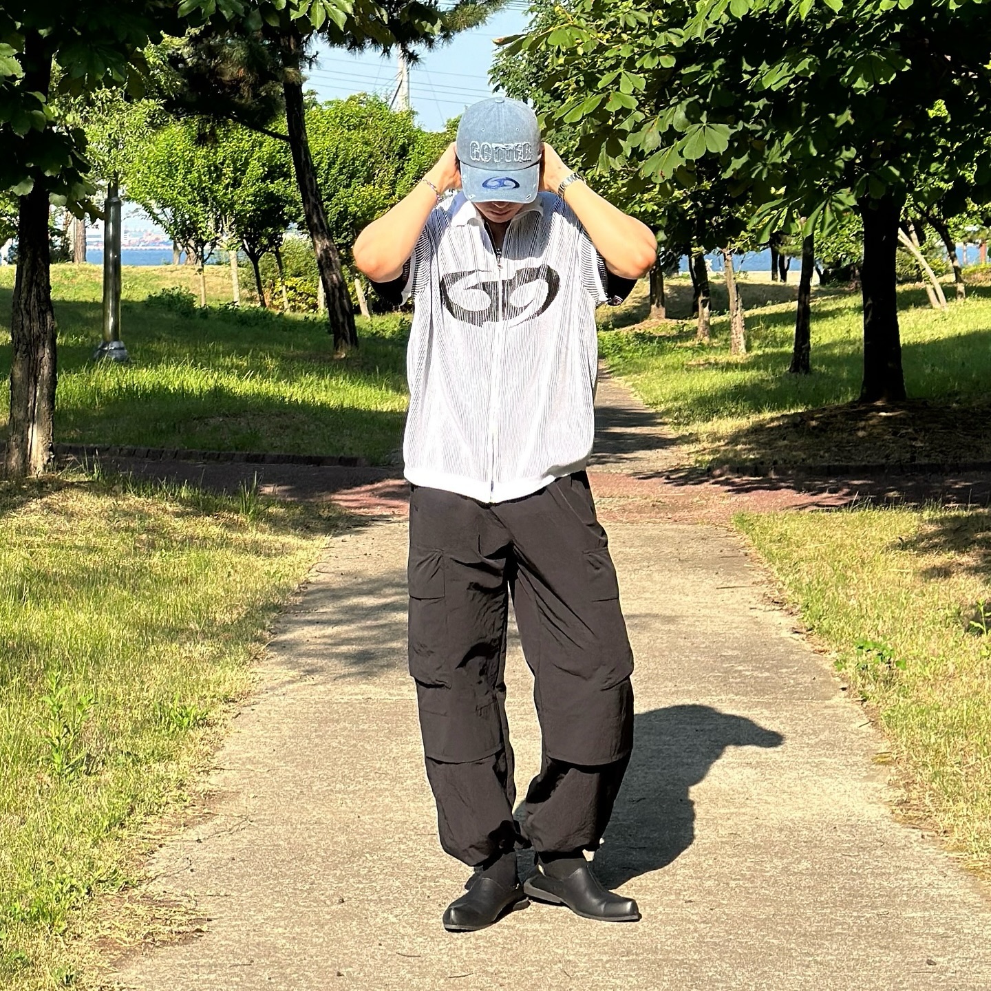 #협찬

📌풀 집업 반팔 니트 폼이 장난 아니라는..! 코튼과 아크릴을 혼용해서 제작되어 부드럽고 신축성 대박 좋음:)

📌가슴 중앙에는 가터갤러리 심볼 로고가 빅하게 자리잡고 있으며, 전체적으로 세로 스트라이프 패턴이 메력적인 반팔 니트👐

📌빈티지한 볼캡은 반팔 니트와 함께 매치하니 얼마나 찰떡인지!!

📌올이 풀려 다소 거친 느낌의 아플리케와 챙에 새겨진 심볼 로고로 아이덴티티를 강조해준 것도 넘 좋음😄

2개 제품 24SS 신상이라는 점:)

- GOTTER GALLERY FULL OVER KNIT ZIPUP
- GOTTER GALLERY APPLIQUE DYED 6-PANEL BALL CAP