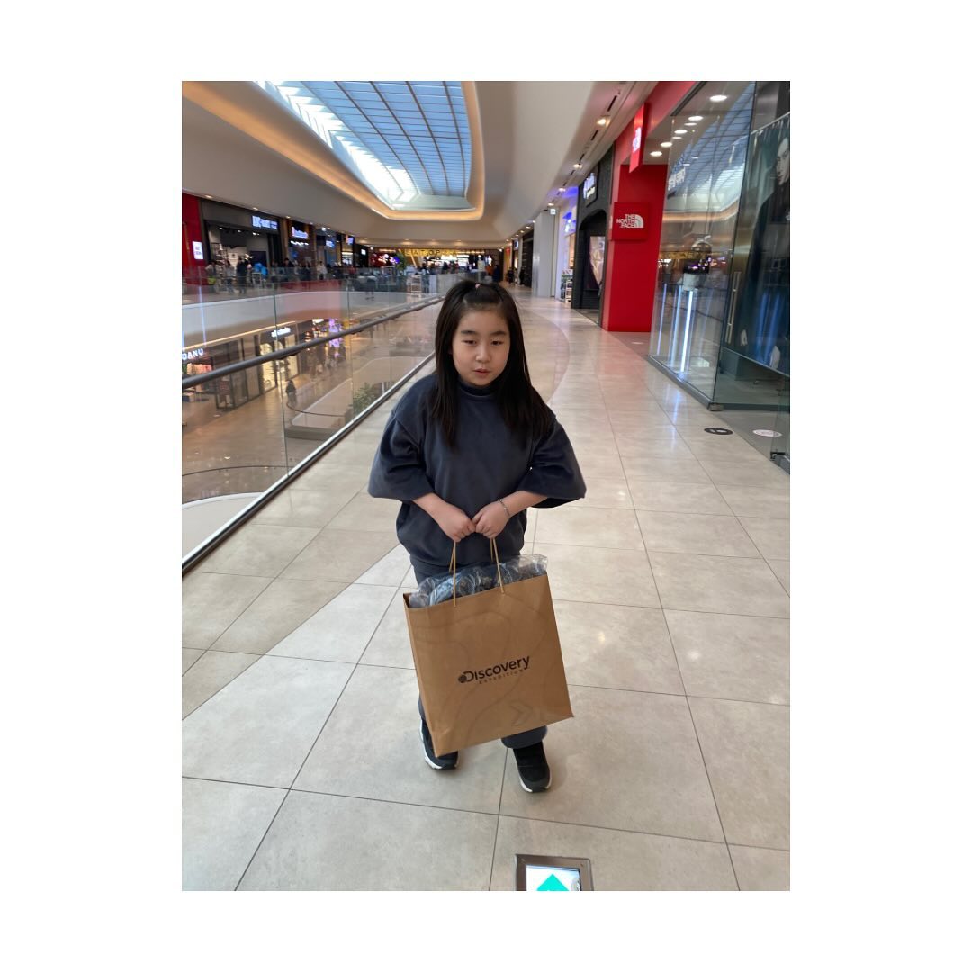 _
선물도 사고 하도 고르고 다니니 다들 지침🤣
할머니집에와서 생일상도 받고
케익도 먹고
지금은 이모, 이모부랑 게임을하고 ㅋㅋㅋㅋ
너세상이다 진쨔’◡‘♡