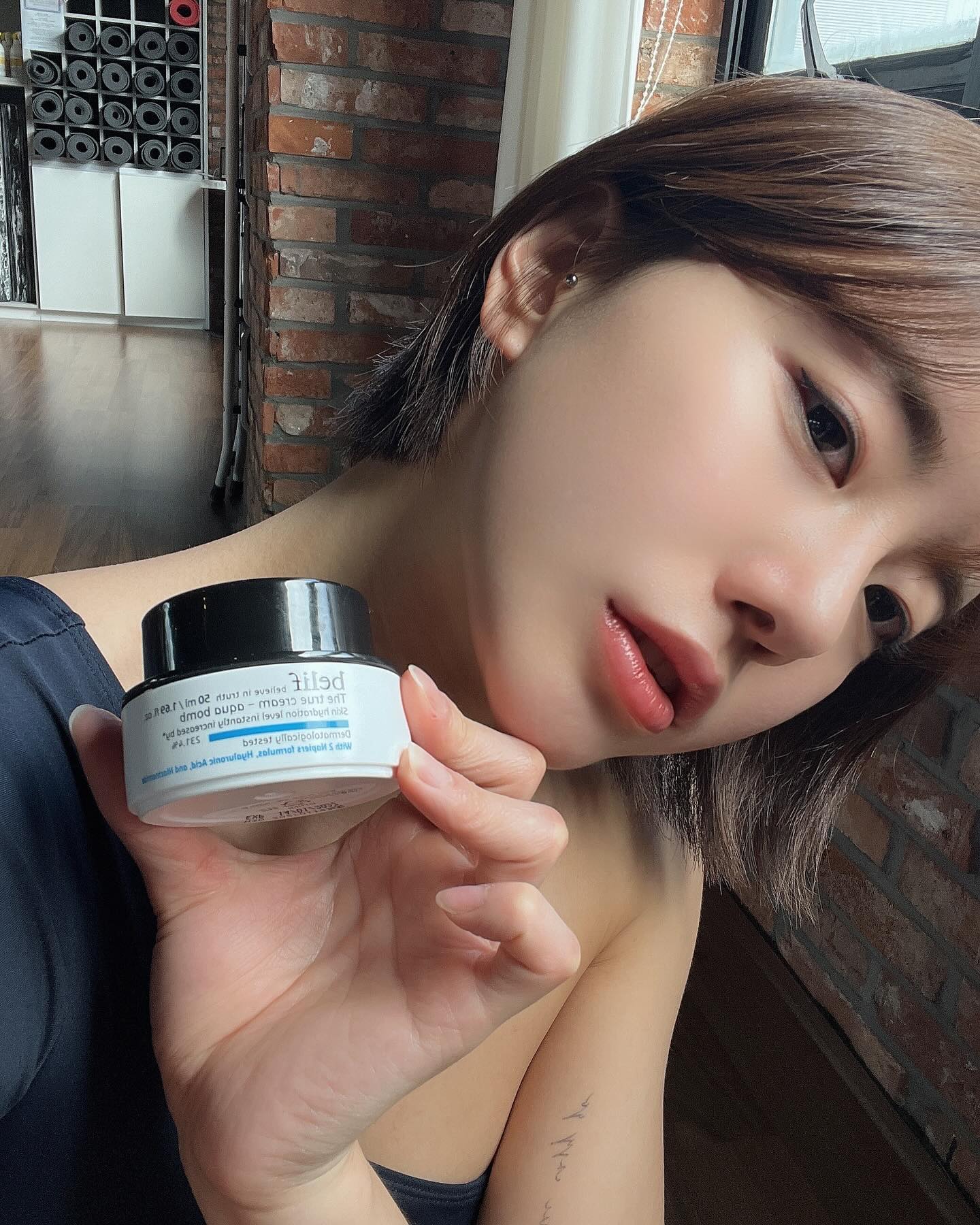 #광고#빌리프 

폭발적인 수분감으로 10초 후 피부 각질층 10층까지 수분 도착해
피부 깊숙한 곳까지 촉촉하게 채워주는 빌리프 아쿠아 밤💙

다양한 효능, 성분을 더해 피부를 꽉 찬 수분감으로 채워준답니다👏🏻
수분을 좋아하는 허브로 알려진 ‘레이디즈 맨틀’에 보습감의 대명사 
‘히알루론산’ 성분, 복합적인 피부 고민을 케어하는 ‘나이아신아마이드’ 성분이 더해져, 근본부터 채워주는 수분감으로 더욱 강력하고 한층 더
탄탄해진 #수분폭탄크림💙

다양한 기후에서도 살아남는 강력한 수분 지속력을 입증 받은 
제품으로 피부를 촉촉하게 유지 추운겨울에도 환절기에도 
피부를 촉촉하게 지켜줄 수 있어요👏🏻

14년 동안 누적 판매량 1,300만개를 돌파하며 꾸준한 사랑을 받아온 
빌리프의 수분폭탄크림 ‘더 트루 크림 – 아쿠아 밤’💙

2세대로 더 강력하게 리뉴얼되어 출시되었답니다!!
건조해진 피부속을 빌리프 수분크림으로 채워보세요👏🏻

#아쿠아밤 #폭탄크림 #수분폭탄크림#수분크림추천 #환절기크림 #수분크림 #수분밤 #아쿠아밤
