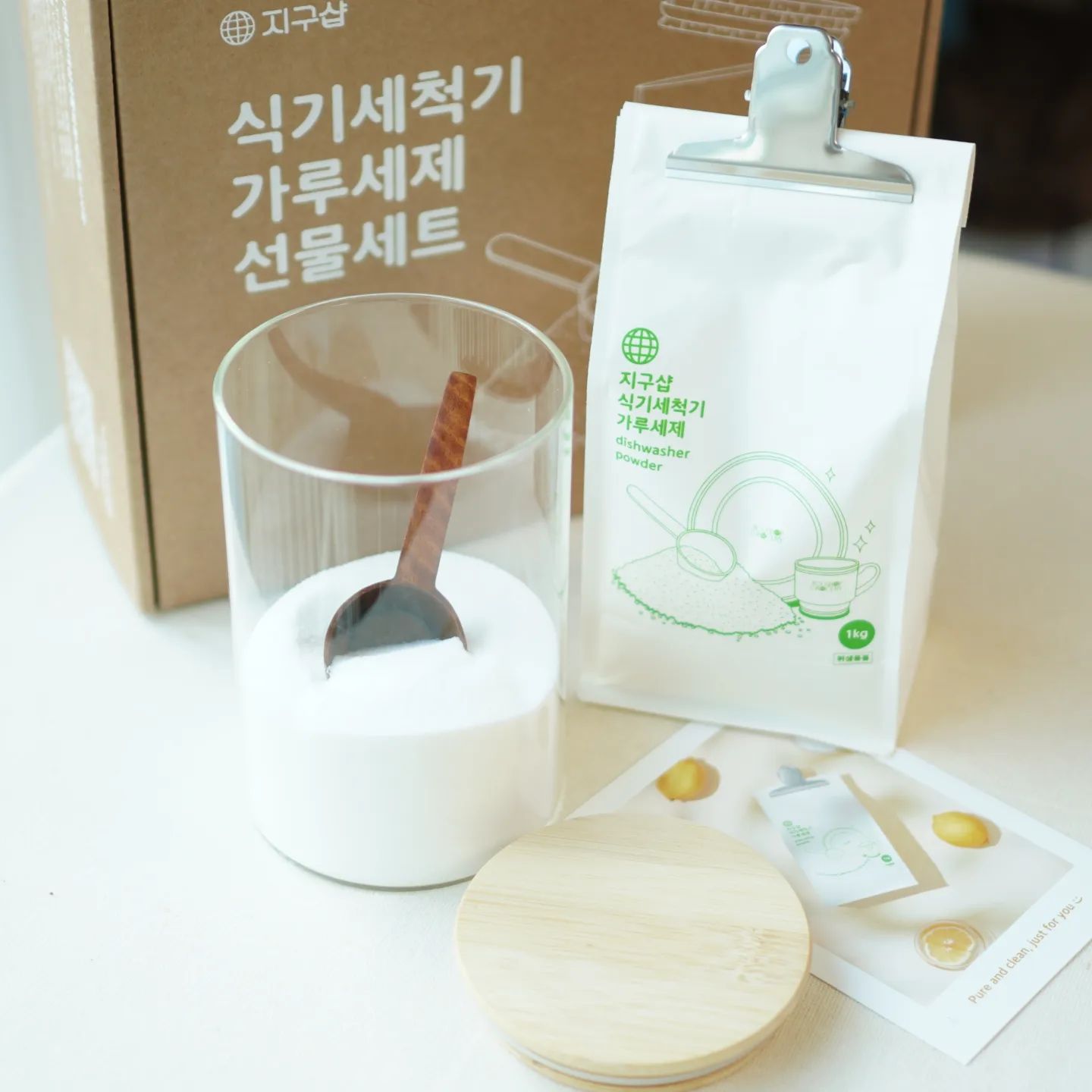 #광고 
.

🌿 워킹맘의  지구샵 식기세척기 가루세제 사용후기 🌍💕
.

바쁜 일상 속에서도 지구를 위한 작은 실천! 
#지구샵 식기세척기 가루세제를 사용해봤어요. 
이 세제 하나로 식기는 물론, 과일 세척부터 주방 소독까지 다 해결되니, 진짜 편리해요! 🍽️✨
.

퇴근 후 집에 돌아와서 마주하는 산더미 같은 설거지도 이제는 두렵지 않답니다. 계량하기 쉽고, 용해도가 뛰어나서, 린스 없이도 깨끗하게! 
아이들 식기도 안심하고 세척해요. 🥣🌱
.

더욱 특별한 건, 친환경 포장과 플라스틱 프리! 
이렇게 환경을 생각하는 제품을 쓰면서 저도 작은 변화를 만들고 있답니다. 🌏♻️
.

그리고 새로 나온 선물세트는 정말 마음에 들어요! 
유리 용기에 담긴 세제를 나무 스푼으로 쓱쓱, 집게로 콕 찍어 두면 괜히 이뻐보임! 
집들이 선물로도 좋을 것 같아요🎁✨
.

매일의 설거지가 지구를 위한 작은 실천이 될 수 있다니, 워킹맘으로서 정말 기쁘고 뿌듯해요. 🤗
다른 엄마들에게도 자신 있게 추천합니다!😘
.

zerowaste_jigu
#지구사랑 #워킹맘일상 #친환경생활 #제로웨이스트챌린지 #식기세척기가루세제 #식기세척기세제추천 

*지구샵으로부터 제품을 무상으로 제공 받아 직접 사용 후 작성한 후기입니다.