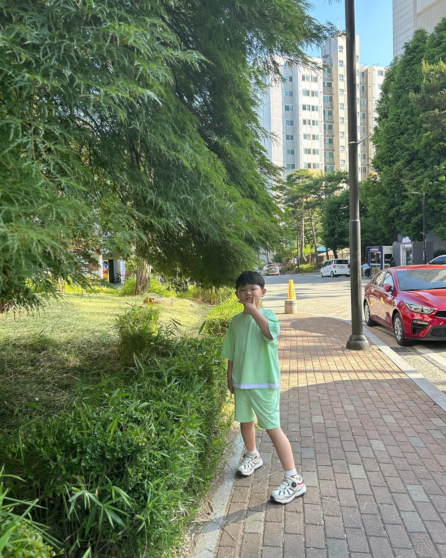 #20240614_금요일

엄마, 날씨 좋으니까 사진찍어줘
암 찍어주고말고!! 💚❤️
우리집 사랑둥쓰
