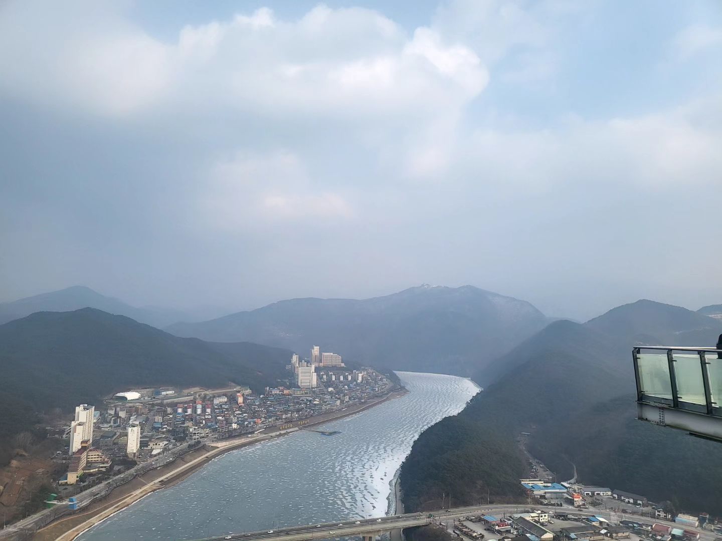 부산에서 보기힘든 눈구경을했슴당♡
눈축제는 끝났지만 잔여물이 남아있었어요

#여행스타그램 #만천하스카이워크 #태백산눈축제