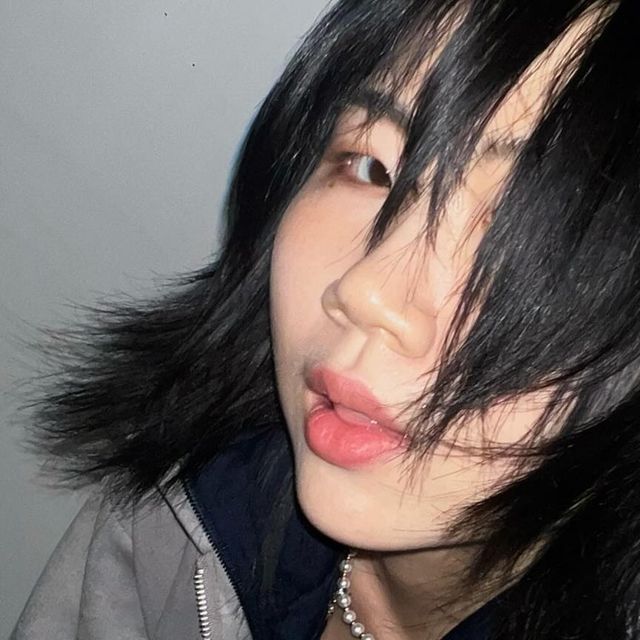 임혜승 ｜ Hyeseung Lim on Instagram: "#광고 소프트한 터치감의 편안한 오버핏 비건 스웨이드 너무 편안해서 녹아버릴 것 같아🔫🫠 PU 100% 깔끔하고 퀄리티 좋은 스탠다드에러 블루종 스웨이드