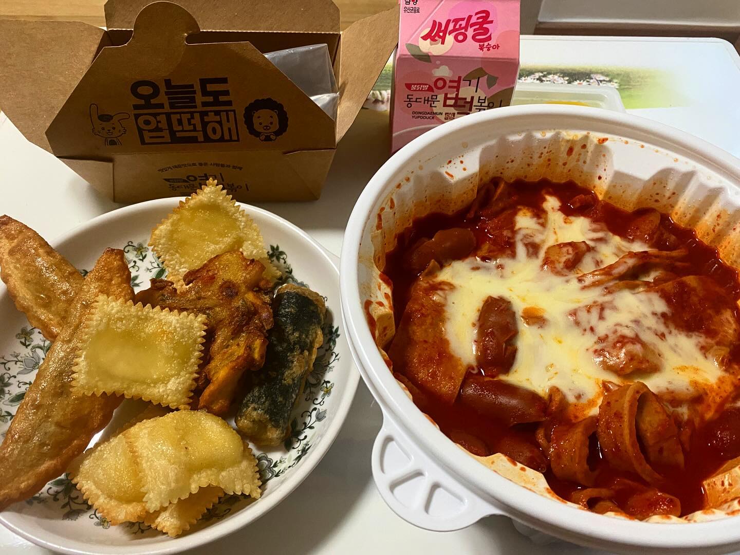 엽떡수혈마려워서 오빠랑 냠냠 바싹치즈만두 추가필수😎
#오늘의메뉴 #안주추천 #엽떡 #엽기떡볶이 #동대문엽기떡볶이 #바싹치즈만두 #주먹밥 #떡볶이추천 #떡볶이맛집 #매운음식추천 #스트레스해소 #ttukppaegi #spicy #tteokbokki #spicyfood #yupgitteokbokki #koreafood #korearestaurant #koreatrip #koreastyle #トッポッキ #おいしい店 #辛味トッポッキ #食事日記