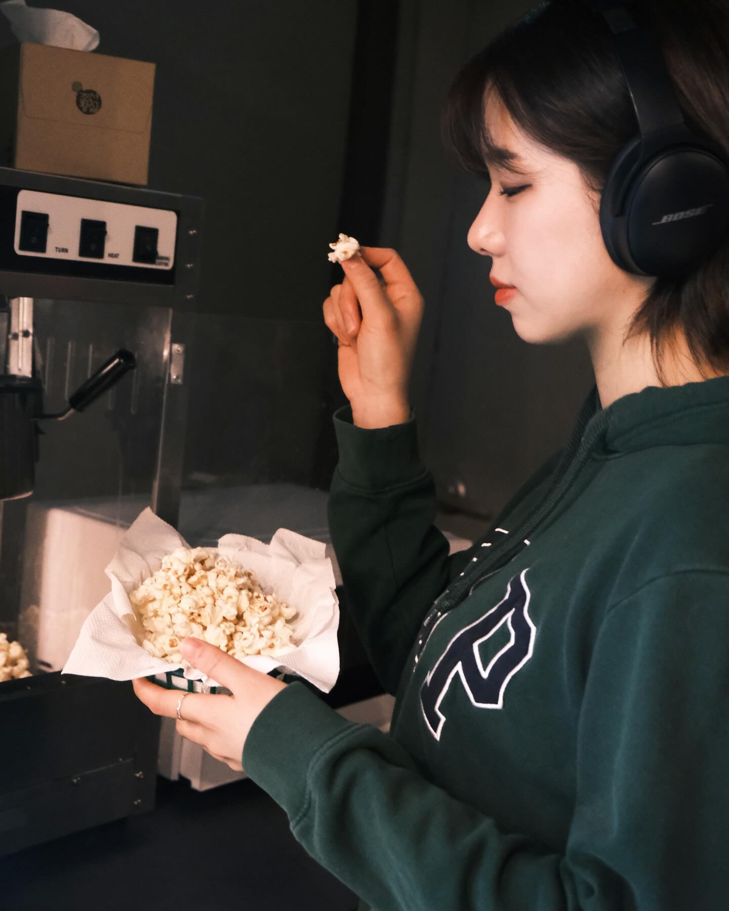 💚🍿
.
.
.
팝콘 던져먹기의 달인🤪
헤드셋 나도 갖고싶당🎧
무뮤스 스튜디오 실내 영화관 컨셉 스냅 촬영📸
➰24.02.08
Photo by. nana.yoon.snap